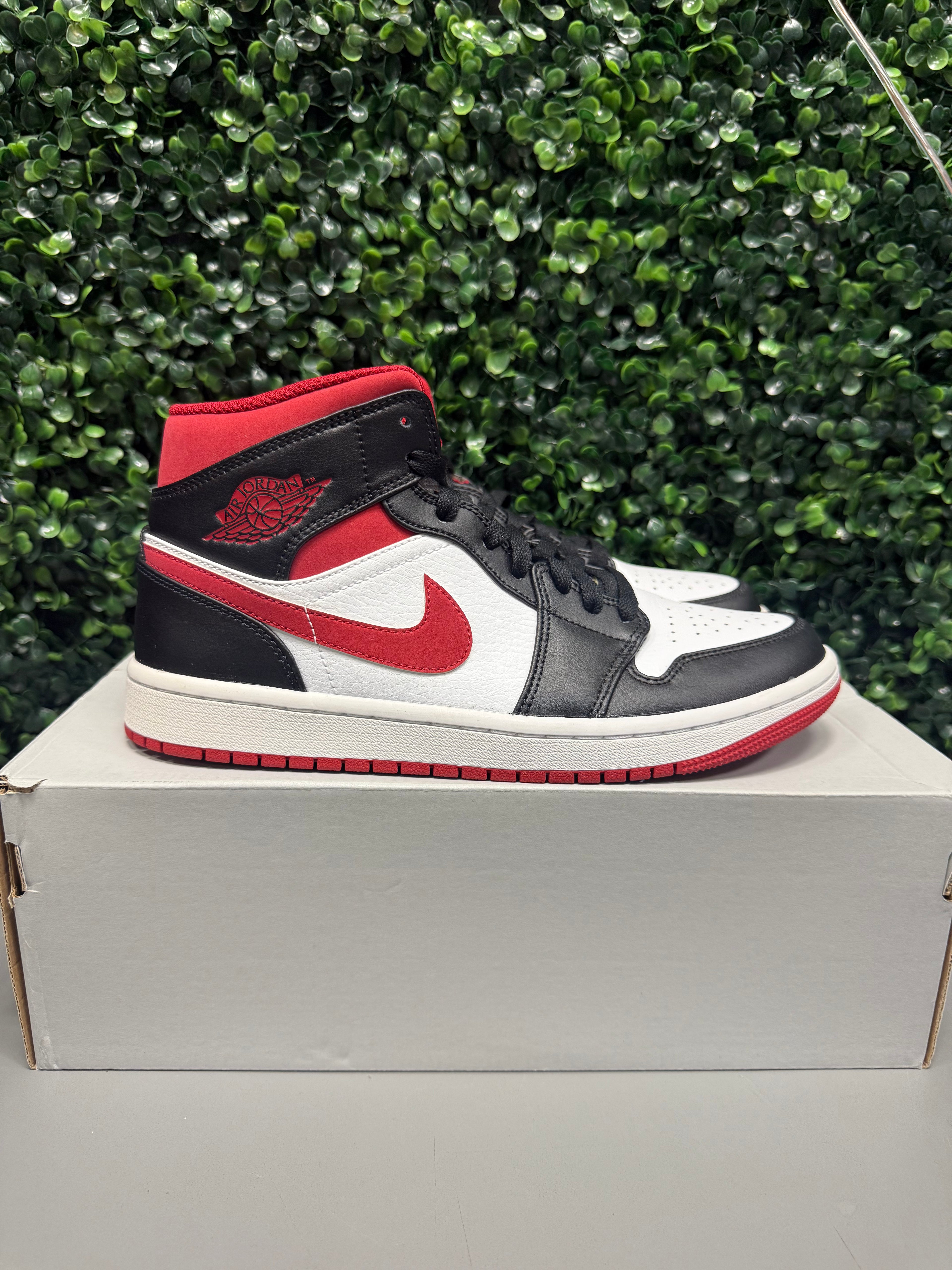 Jordan 1 Mid “Gym Red” Size 7.5 Preowned