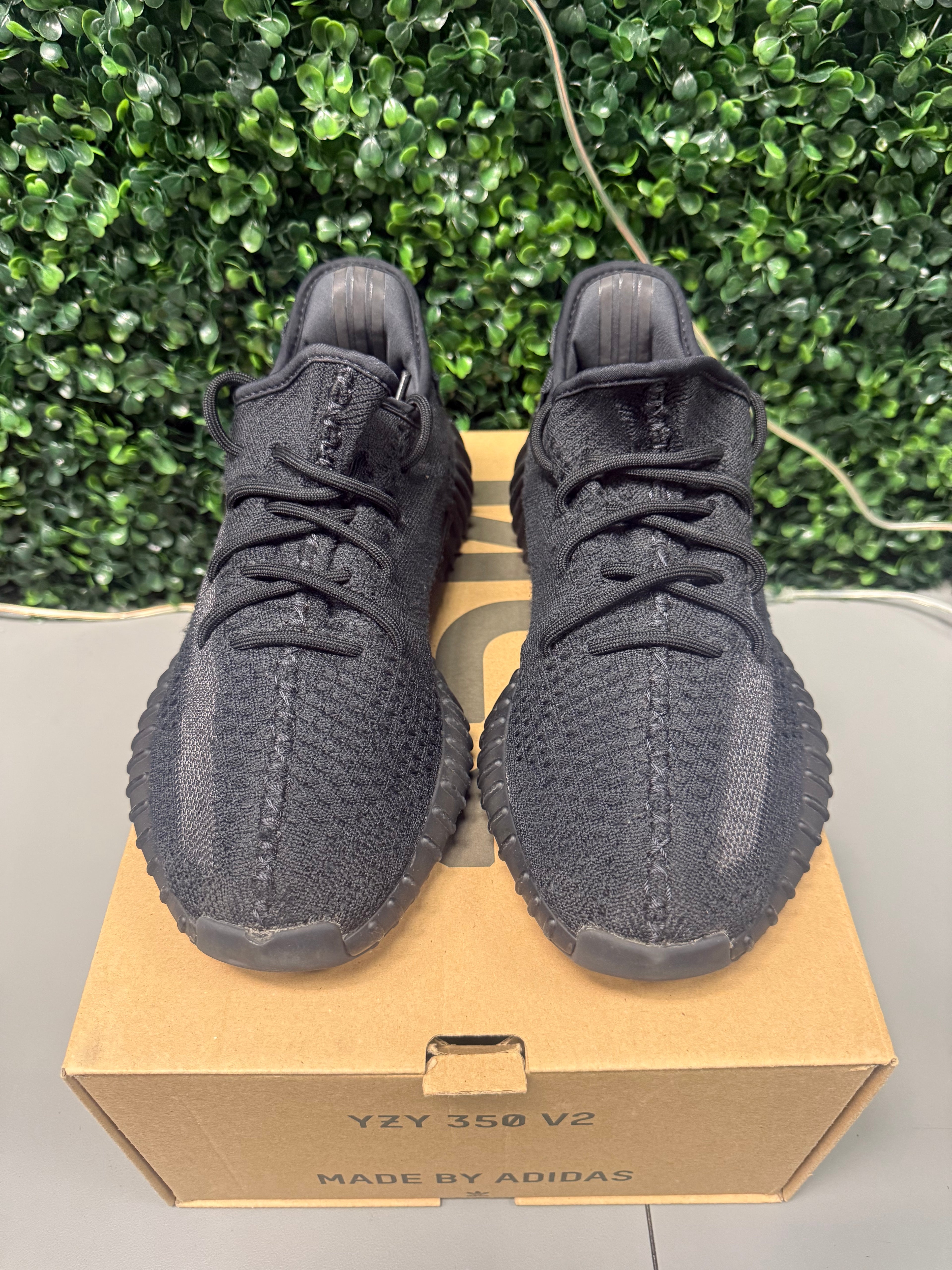 Yeezy 350 V2 "Onyx" Size 9 Preowned