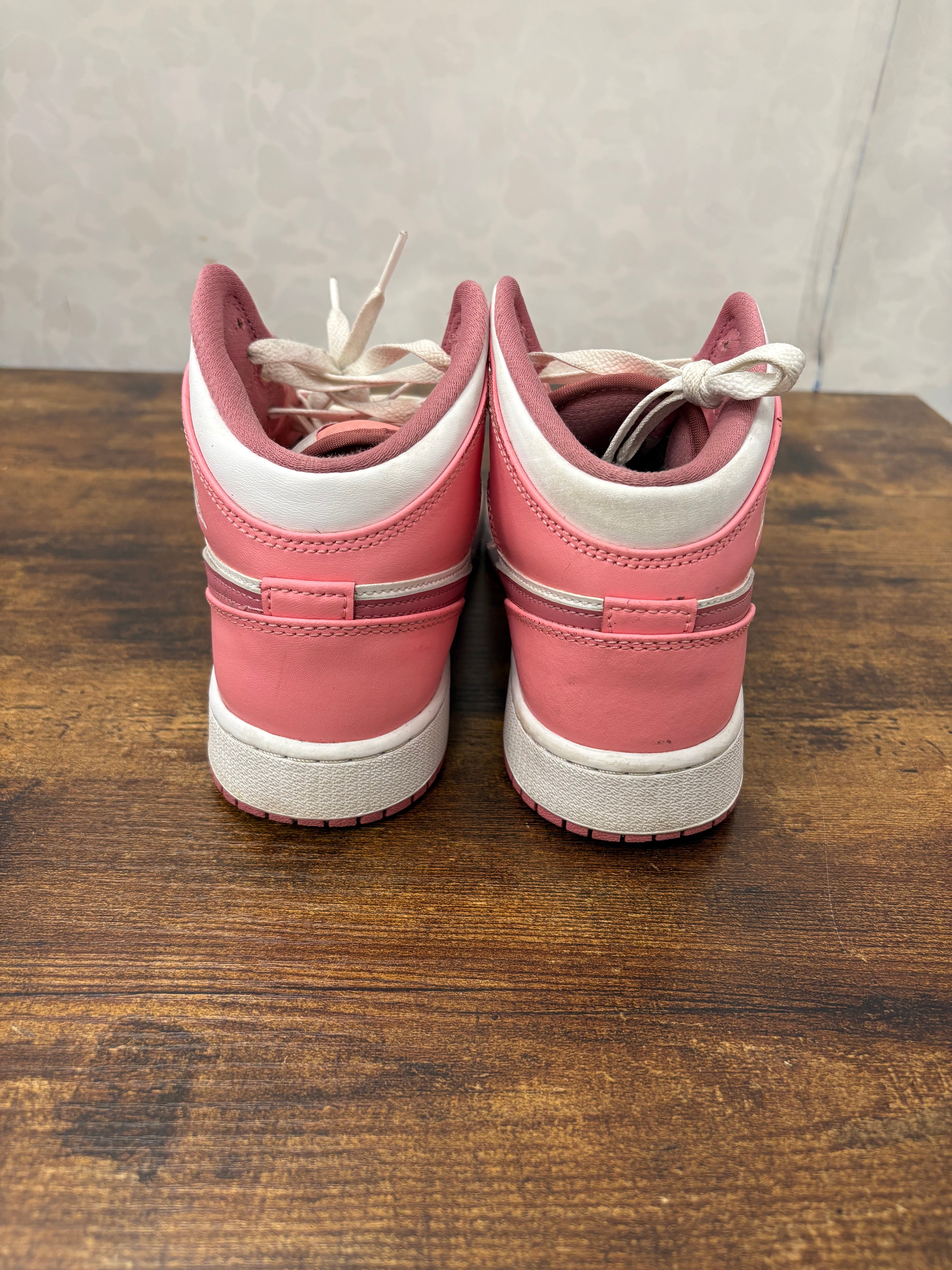 Jordan 1 Mid “Valentines Day” Size 7Y Preowned