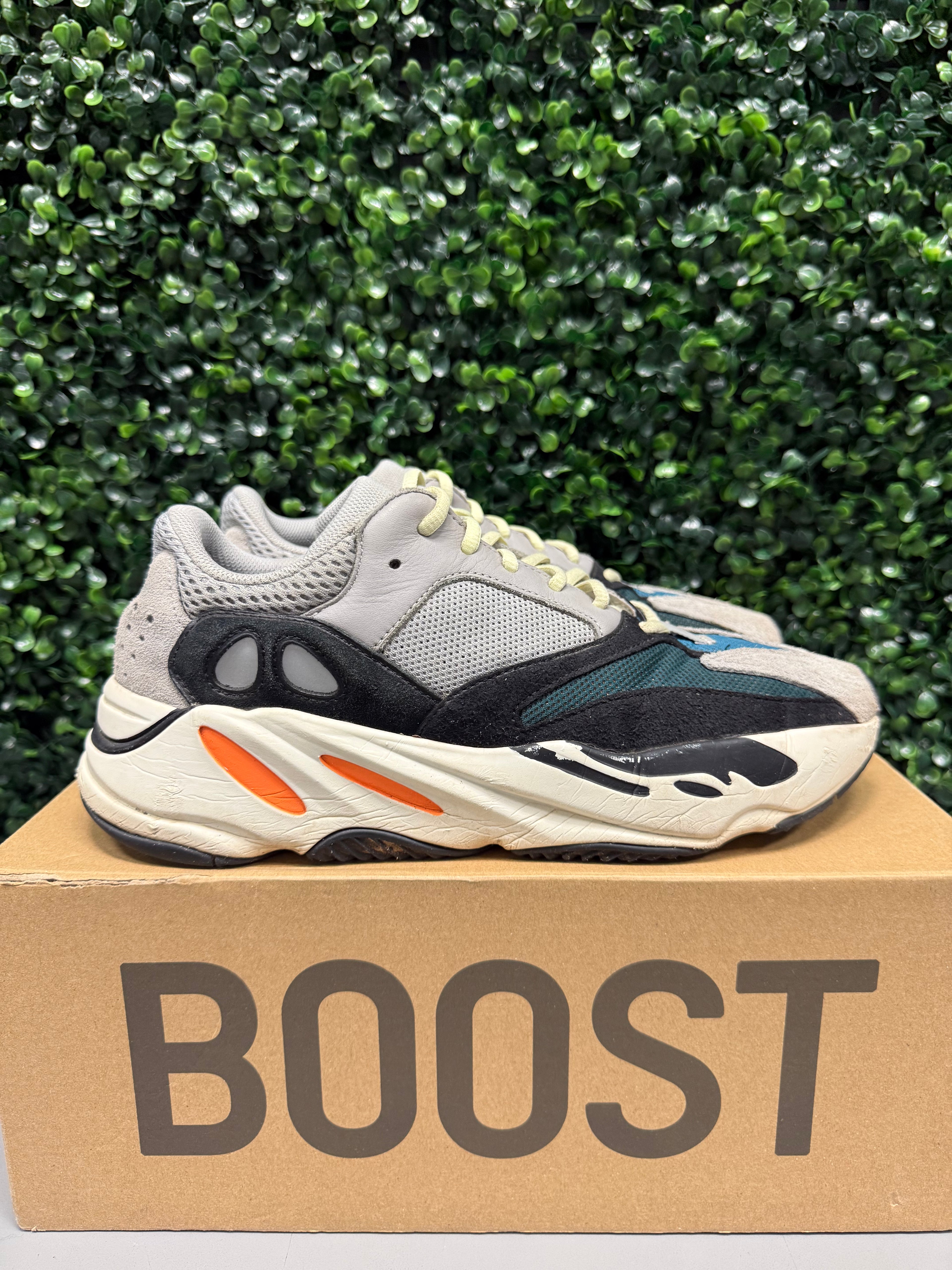 Yeezy 700 "Wave Runner" Size 10 Preowned