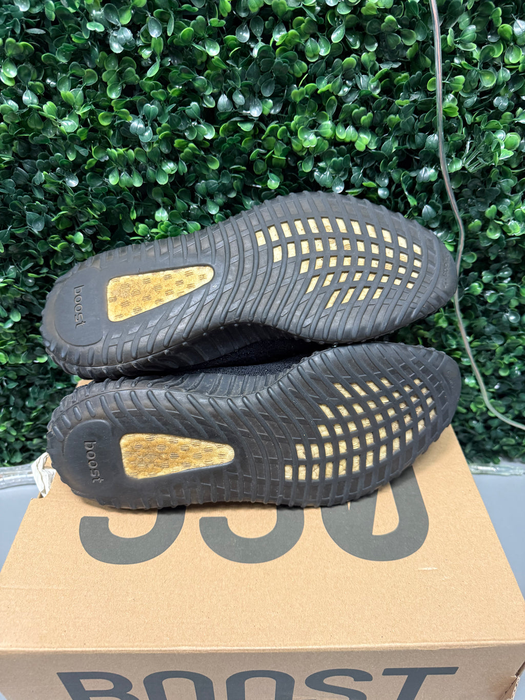 Yeezy 350 V2 "Oreo" Size 9.5 Preowned