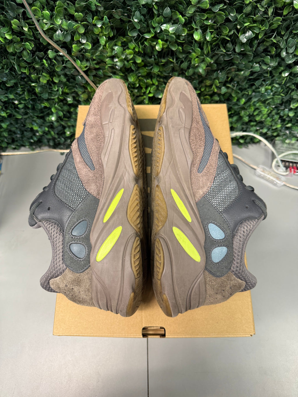 Yeezy 700 "Mauve" Size 11 Preowned
