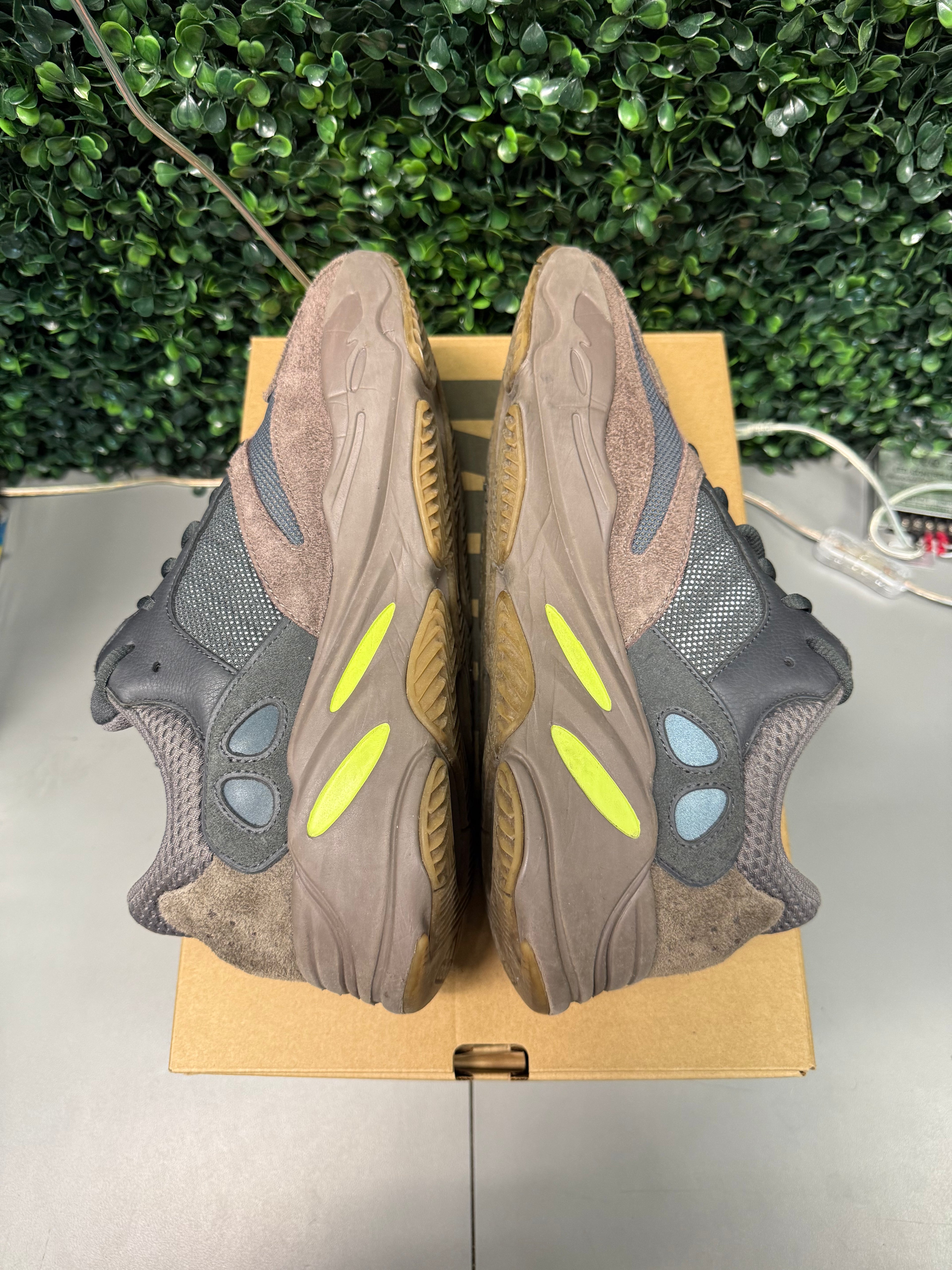 Yeezy 700 "Mauve" Size 11 Preowned