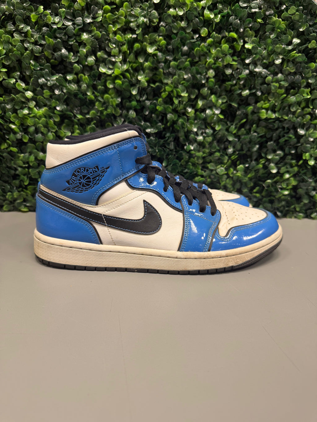 Jordan 1 Mid "Signal Blue" Size 9 Preowned