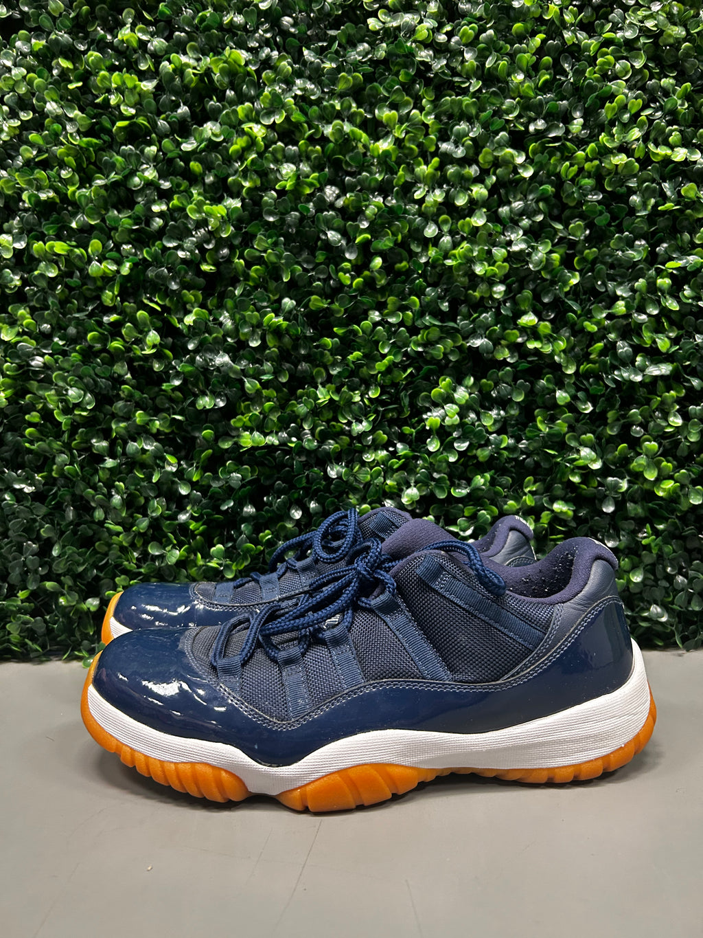 Jordan 11 Low "Navy Gum" Size 10.5 Preowned