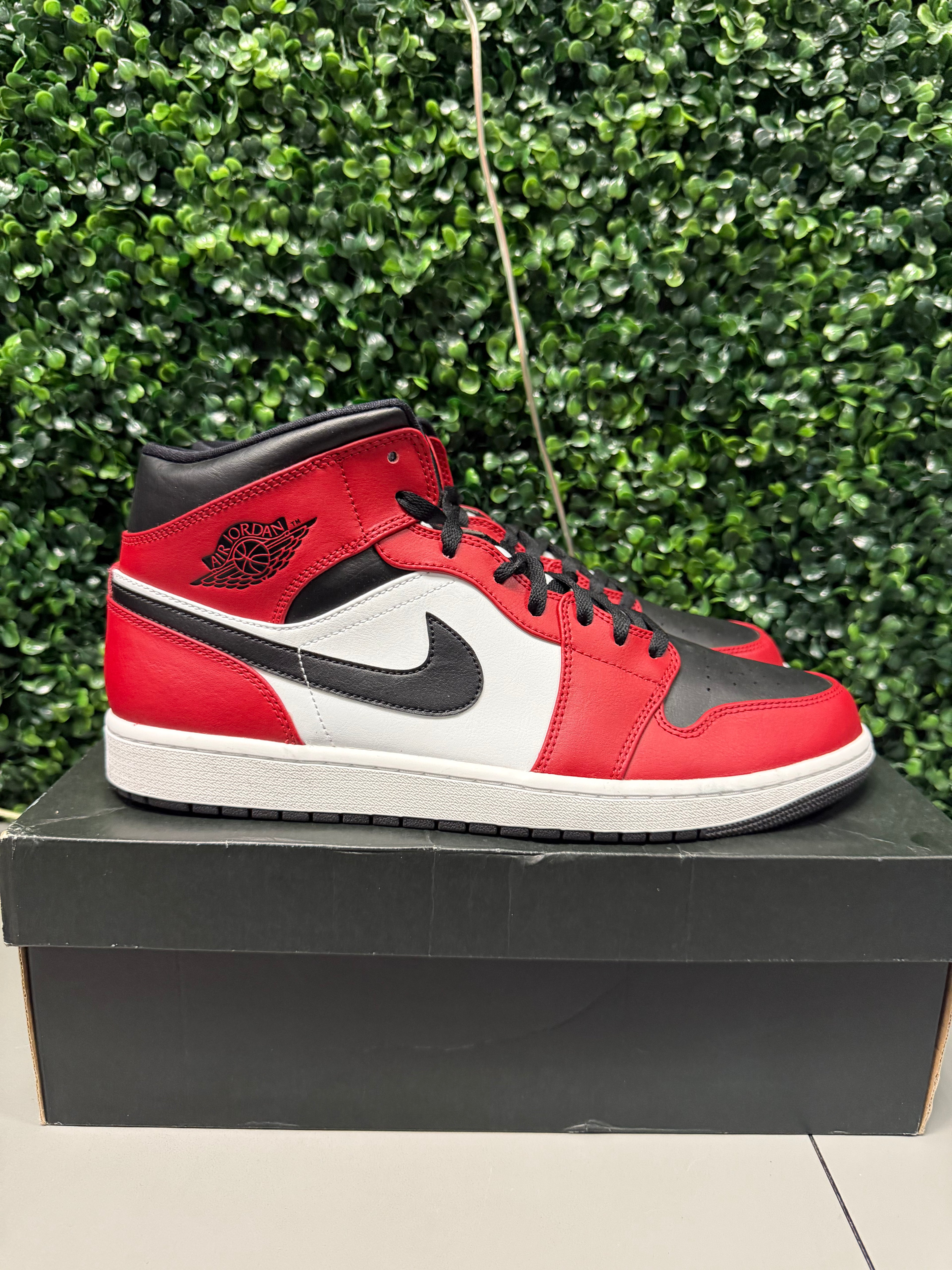 Jordan 1 Mid "Chicago Toe" Size 13 Preowned