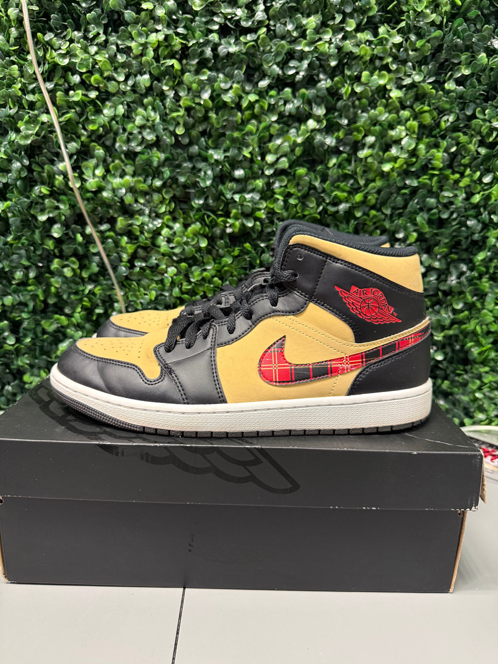 Jordan 1 Mid "Tartan Swoosh" Size 10.5 Preowned