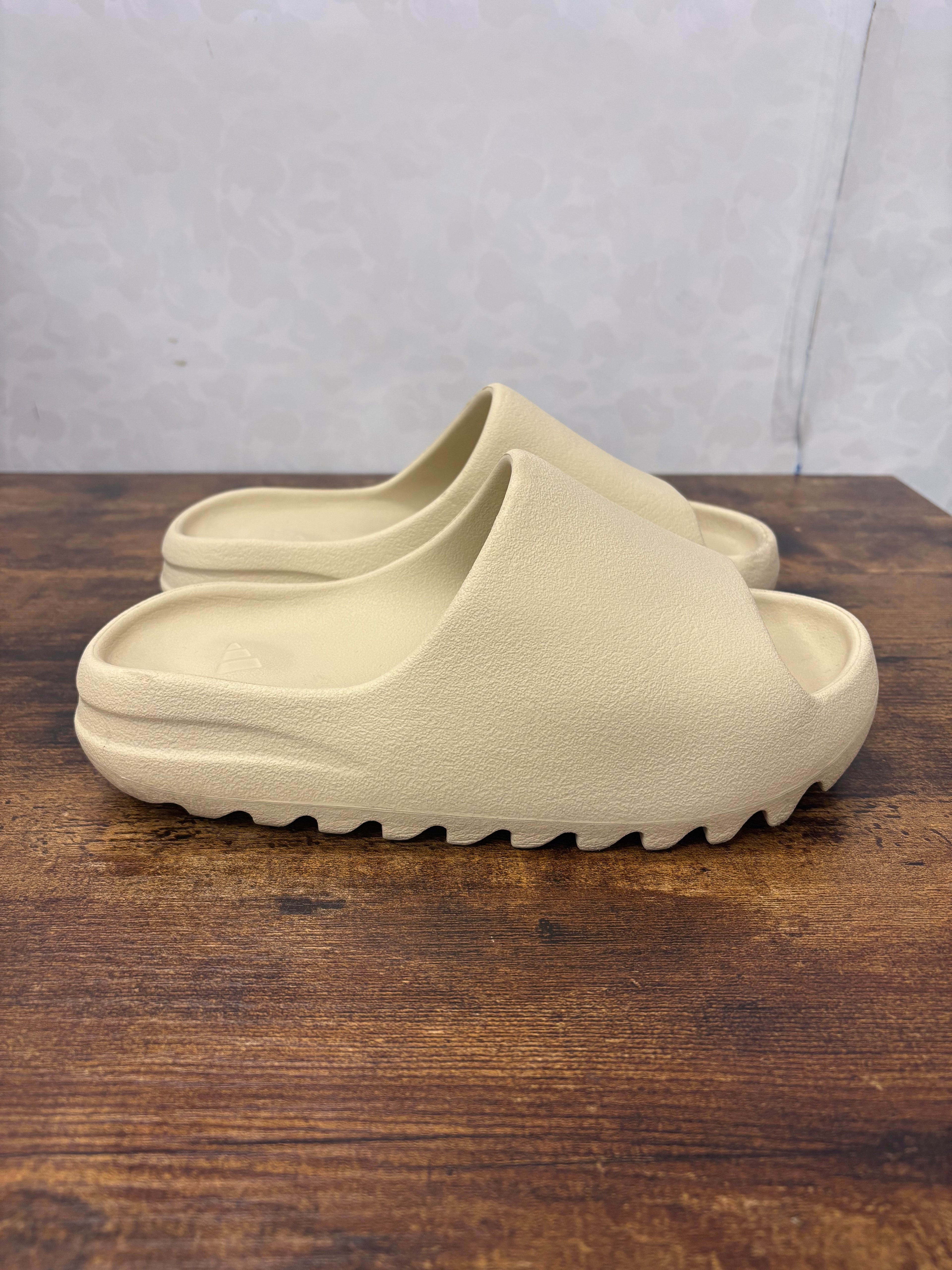 Yeezy Slide “Bone” Preowned Size 7M