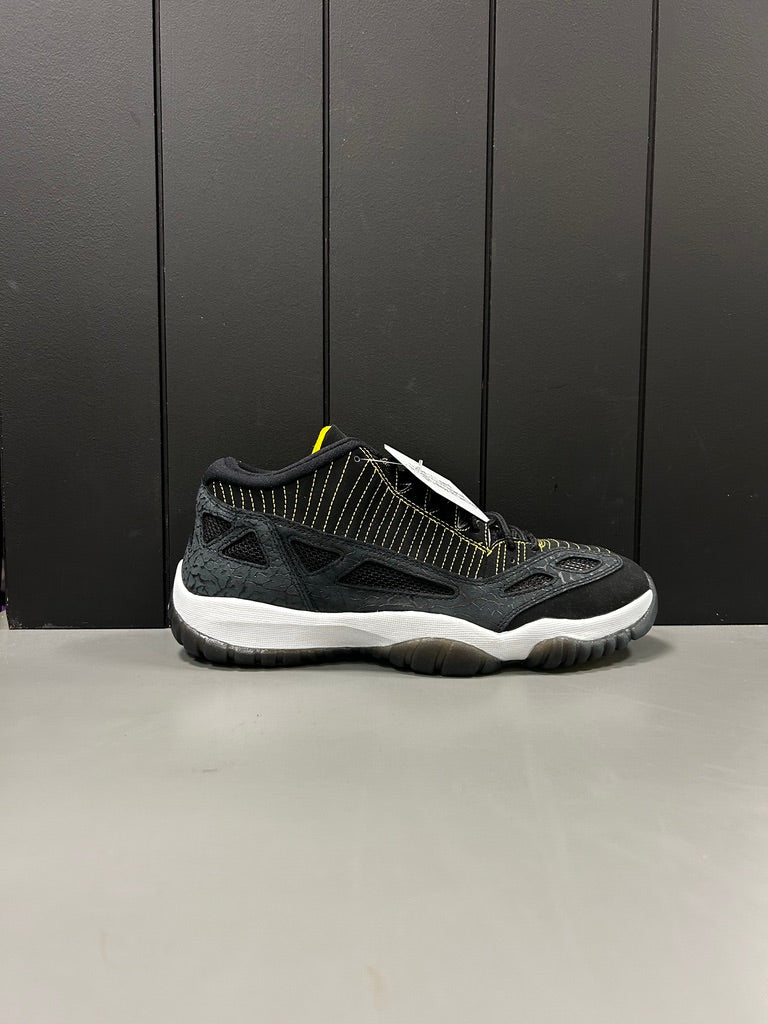 Jordan 11 Low IE "Black Zest" Size 10.5 Preowned