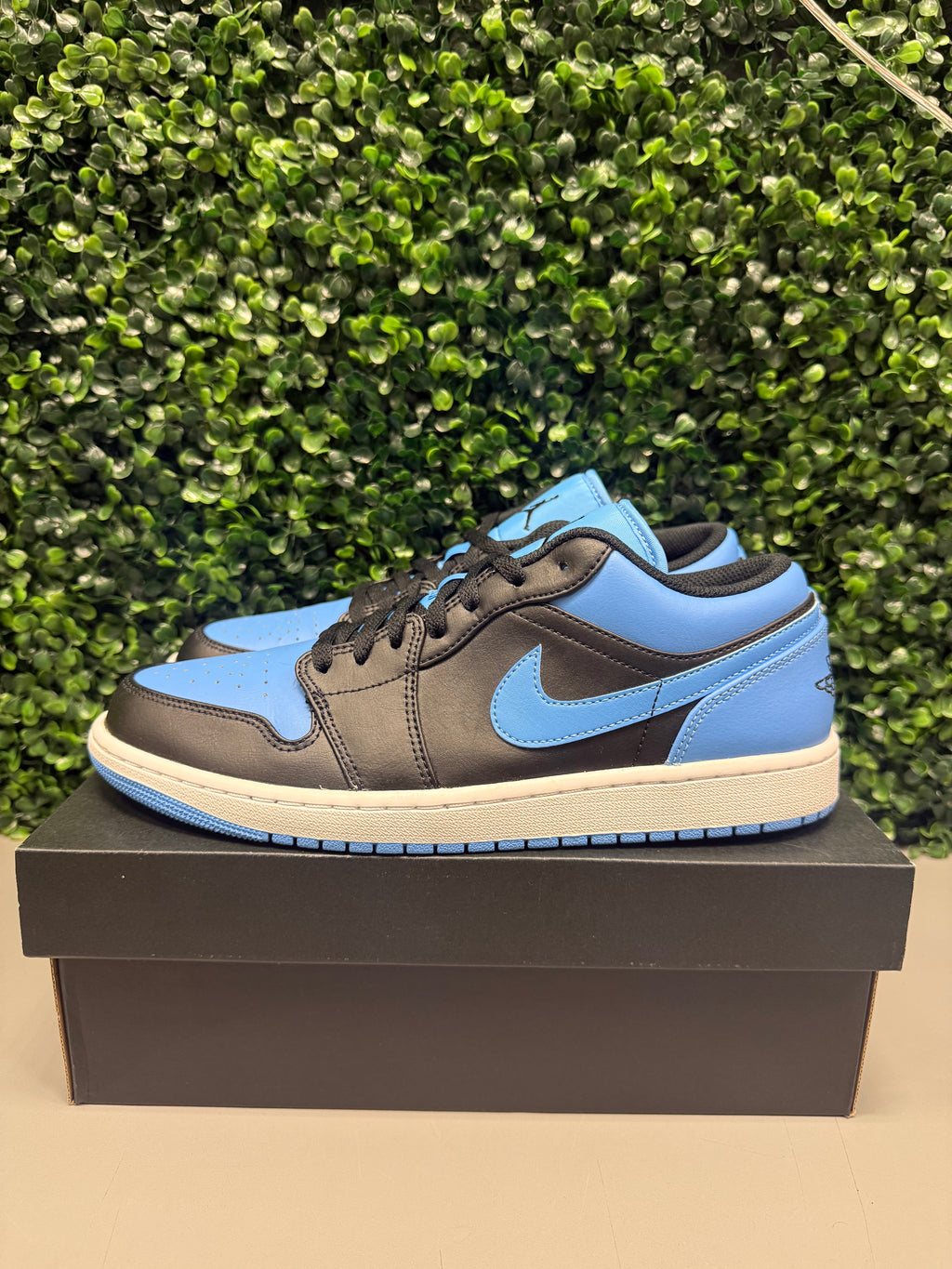 Jordan 1 Low "Black University Blue" Size 10.5 Preowned