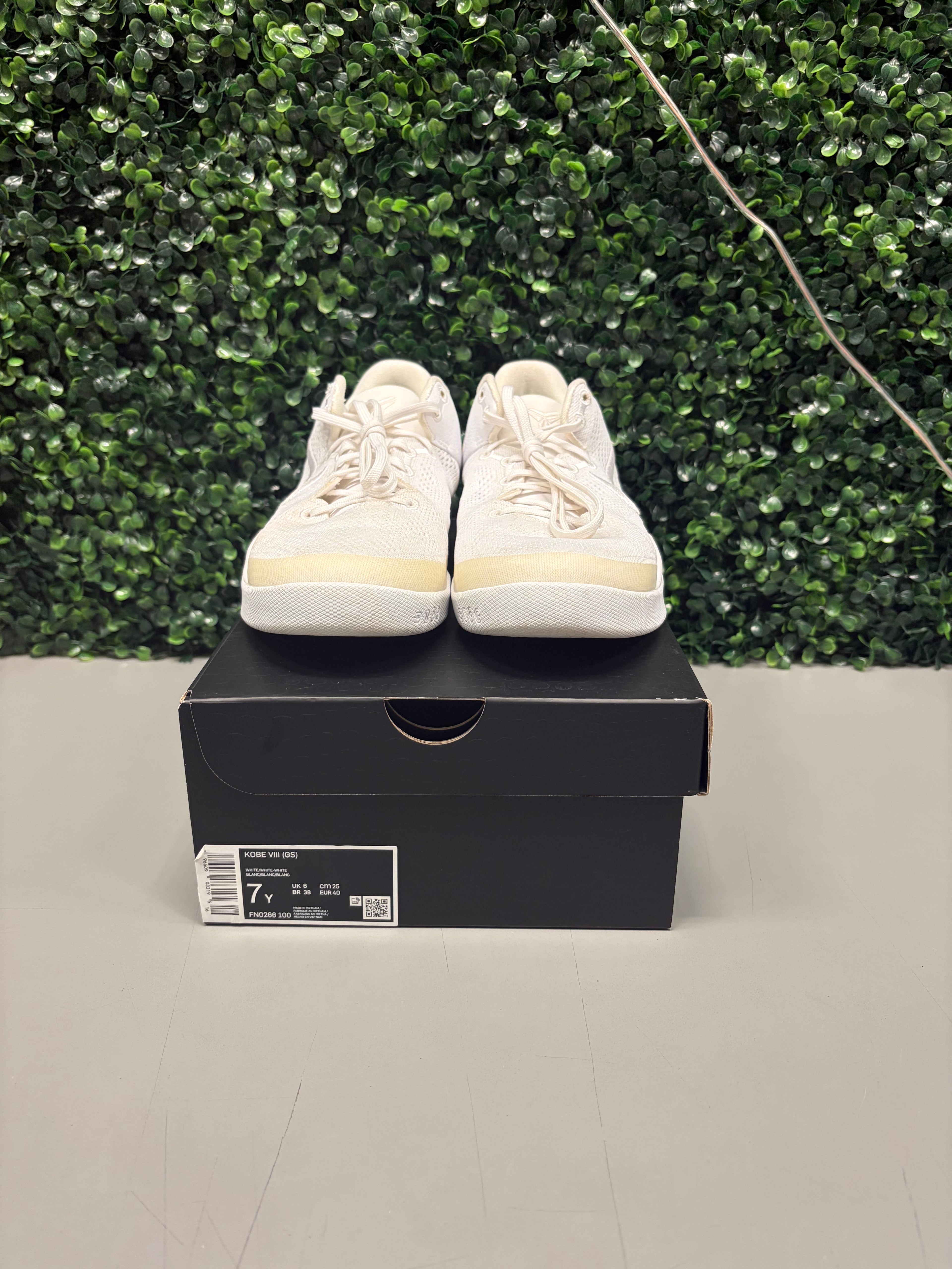 Kobe 8 "Halo" Size 7Y Preowned