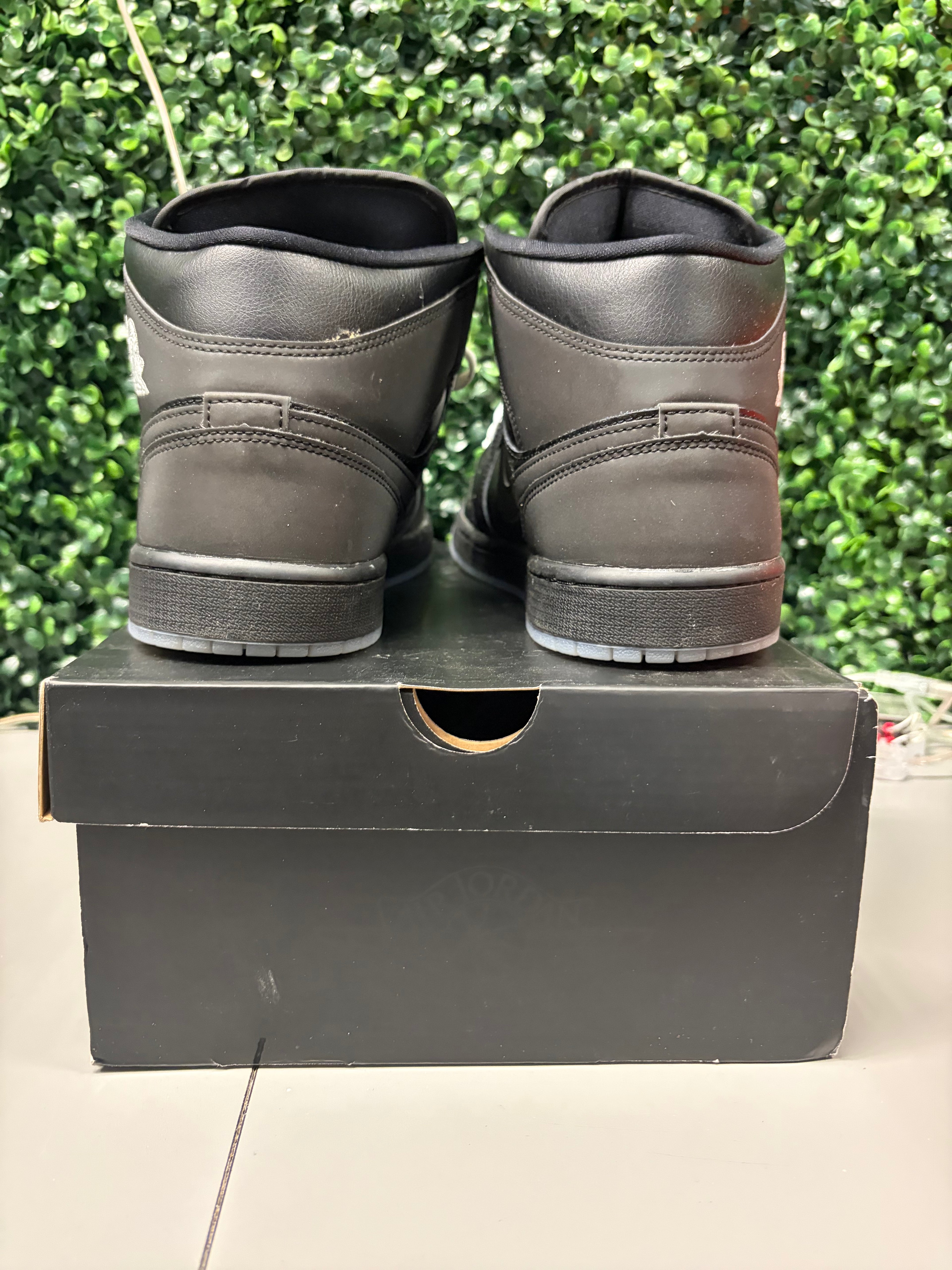 Jordan 1 Mid SE "Black Metallic Reimagined" Size 11.5 Preowned
