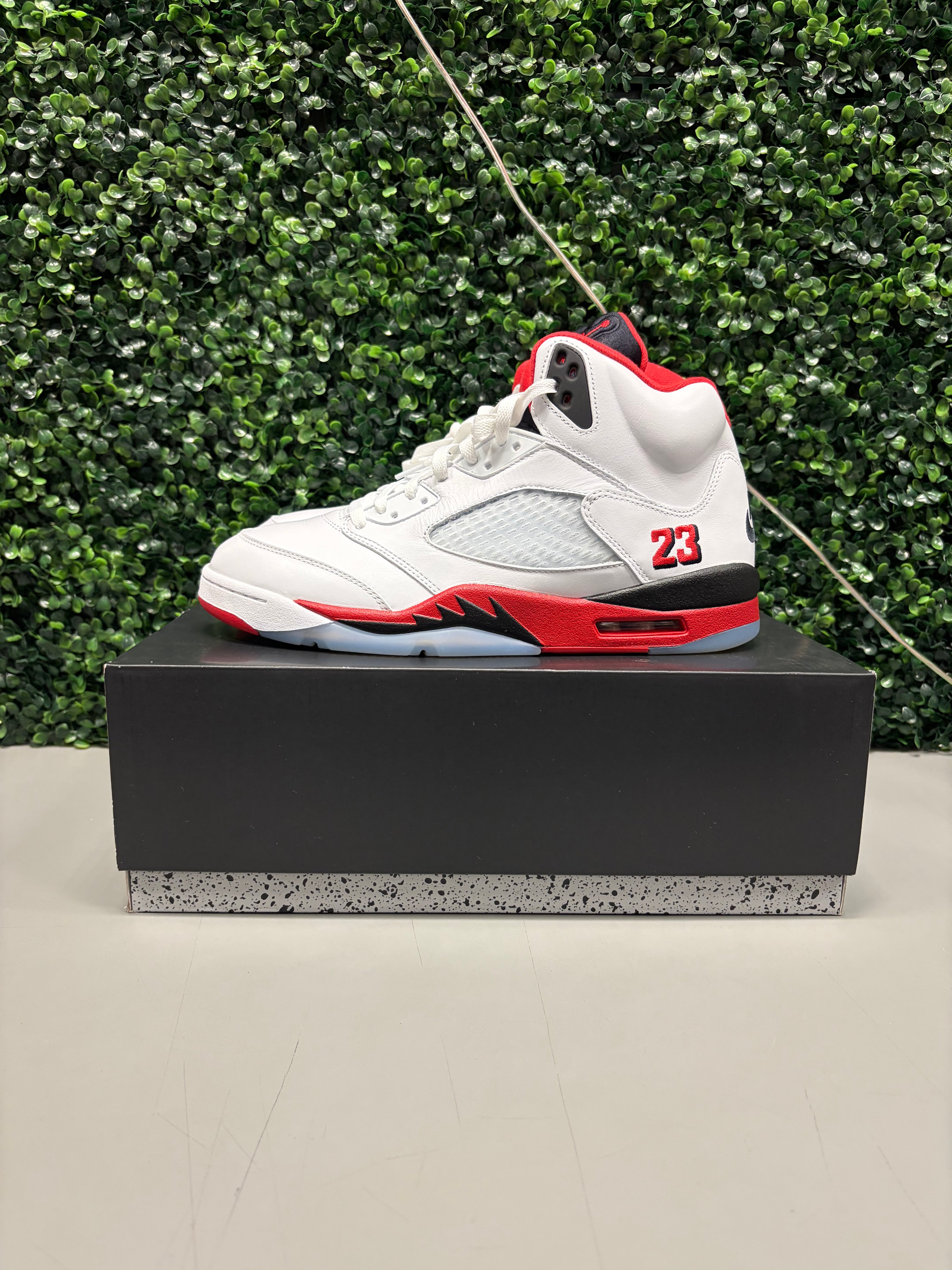 Jordan 5 Retro "Fire Red Black Tongue" (2025) Size 13 Preowned
