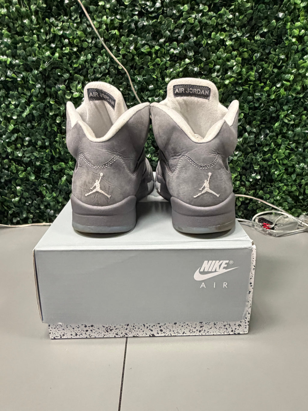 Jordan 5 Retro "Wolf Grey" Preowned Size 9.5