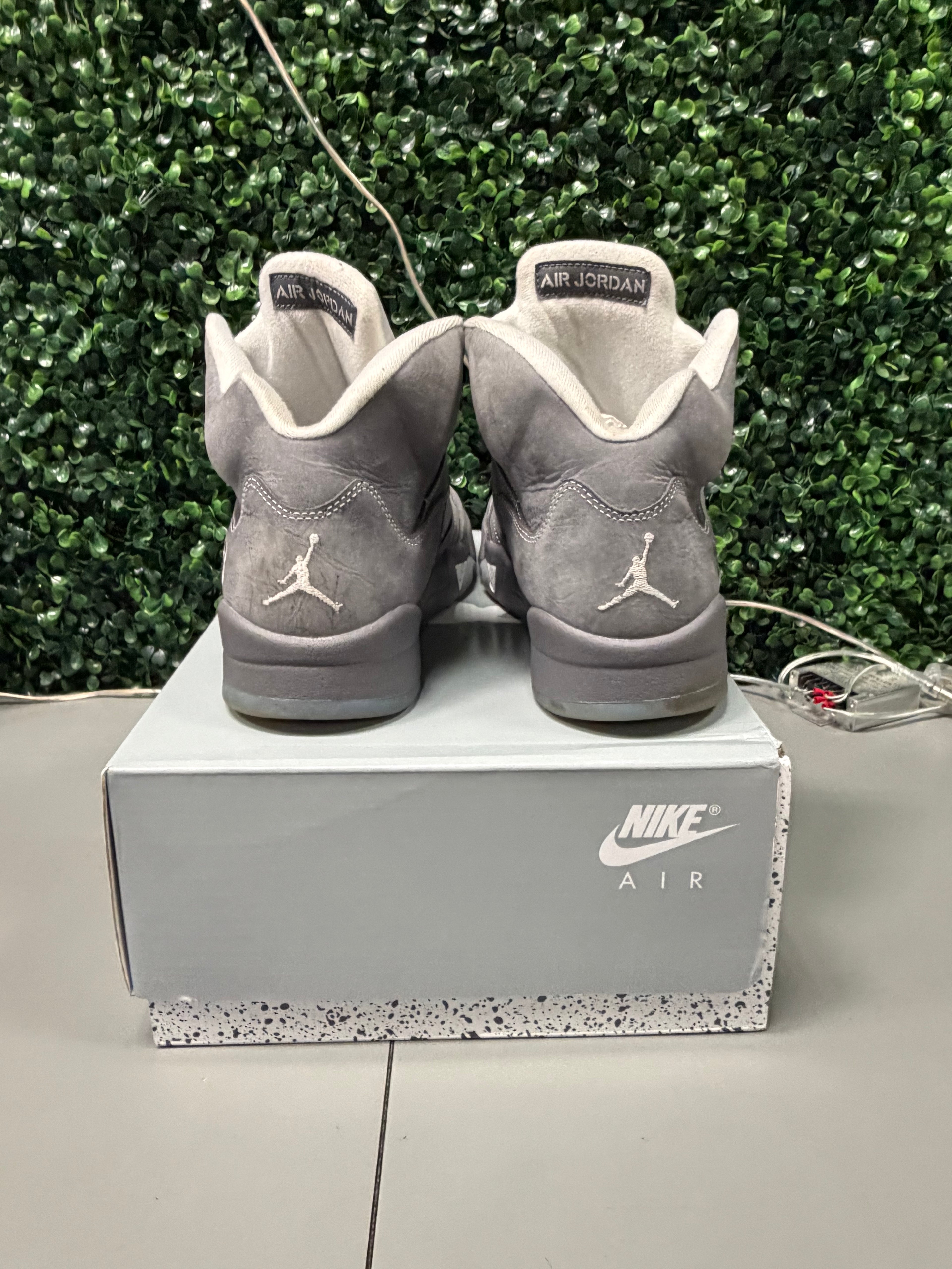 Jordan 5 Retro "Wolf Grey" Preowned Size 9.5