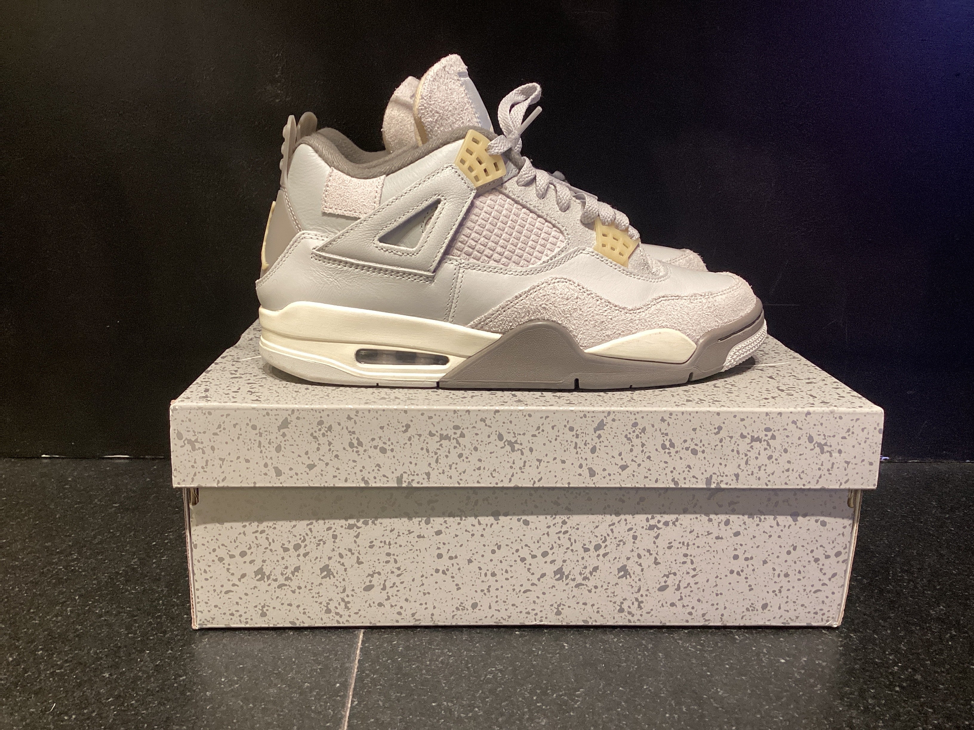 Jordan 4 “Craft Photon Dust” Preowned Size 10