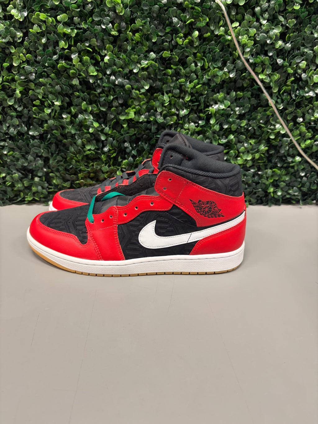 Jordan 1 Mid "Christmas" Size 11 Preowned