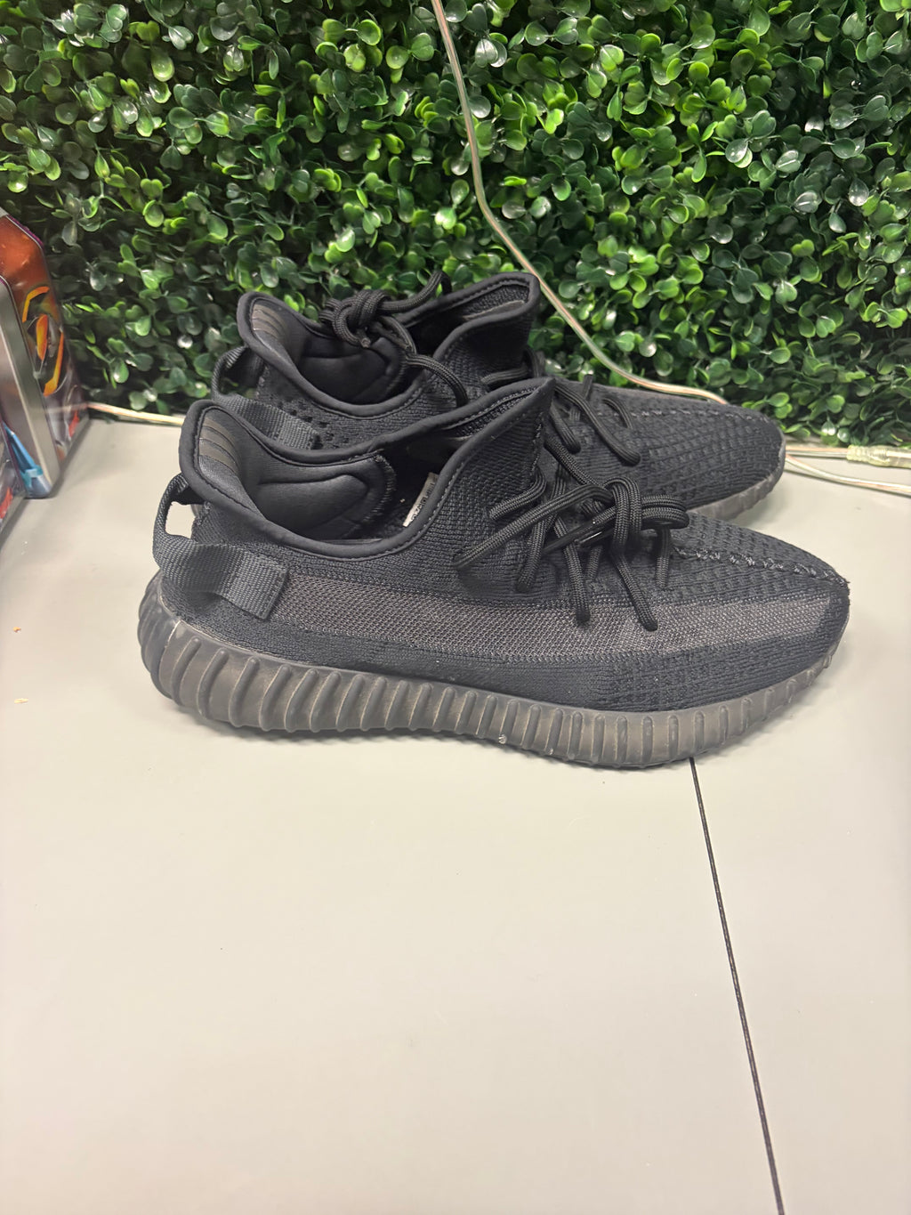 adidas Yeezy Boost 350 V2 "Onyx" Size 10 Preowned