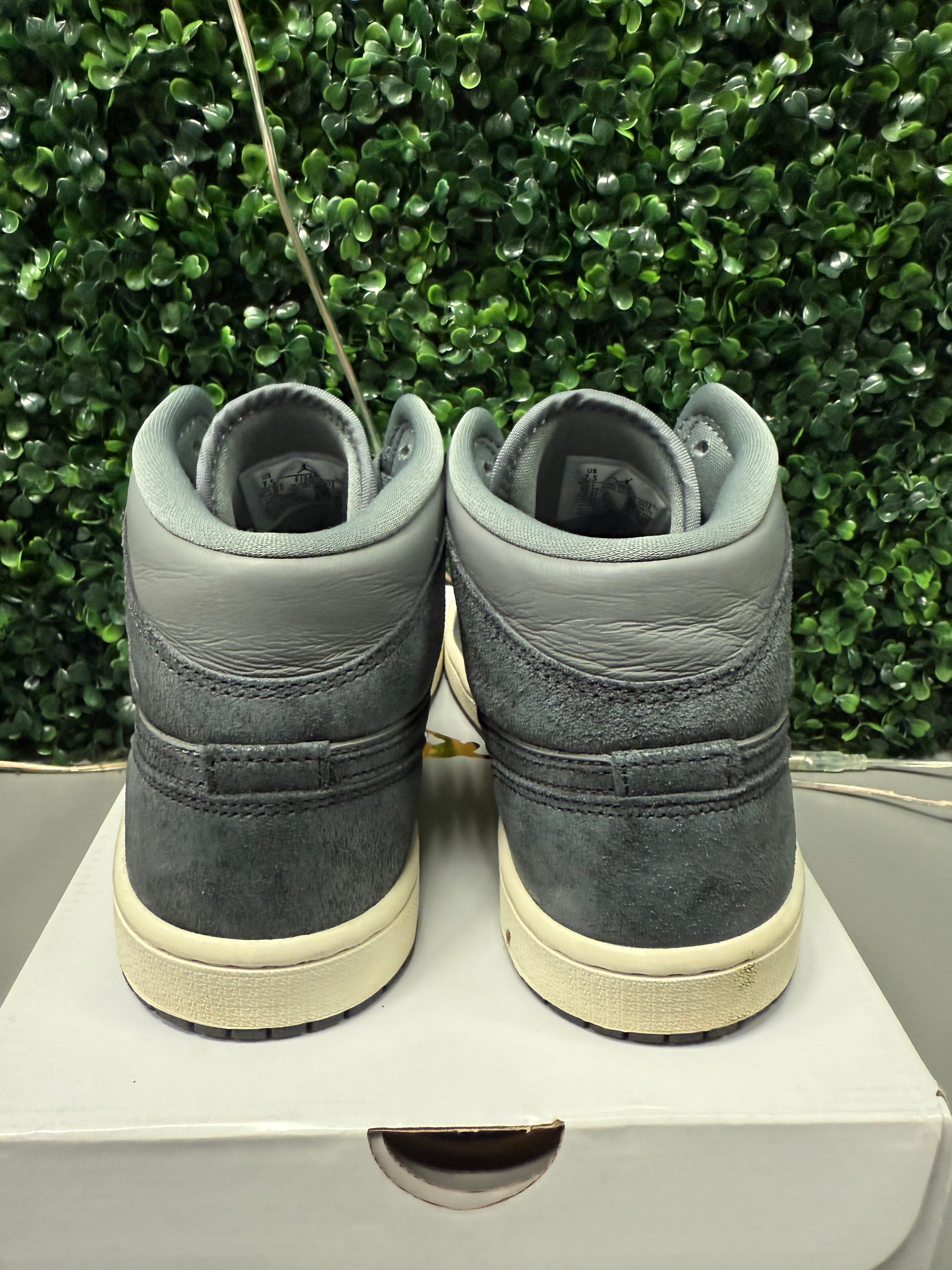 Jordan 1 Mid "Smoke Grey" Size 7.5W / 6Y Preowned