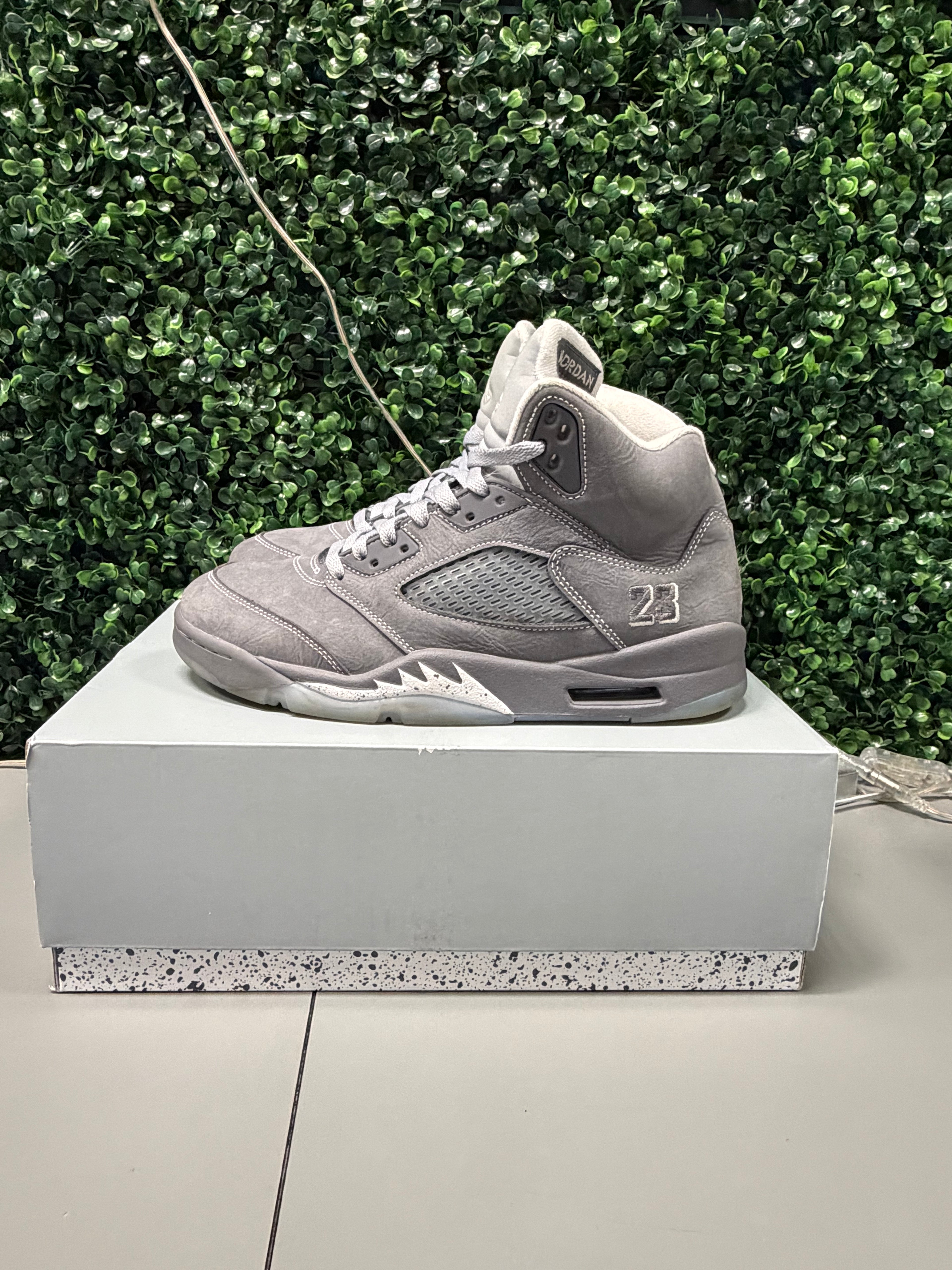 Jordan 5 Retro "Wolf Grey" Preowned Size 9.5