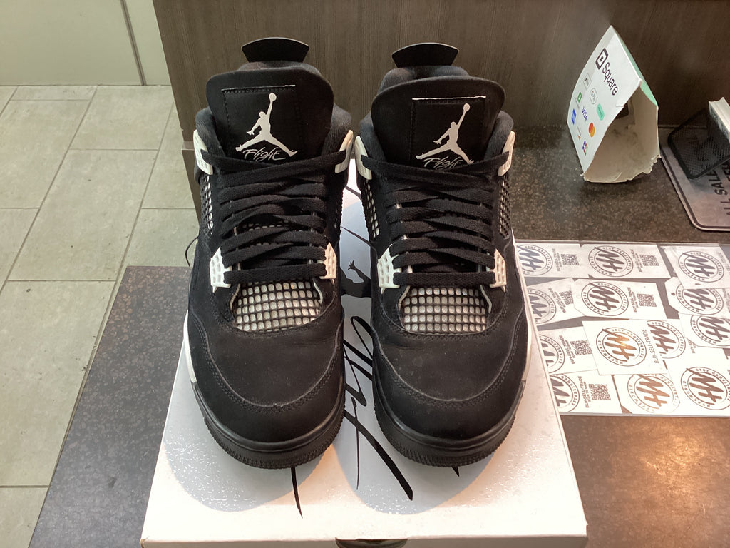Jordan 4 “White Thunder” Preowned Size 9.5