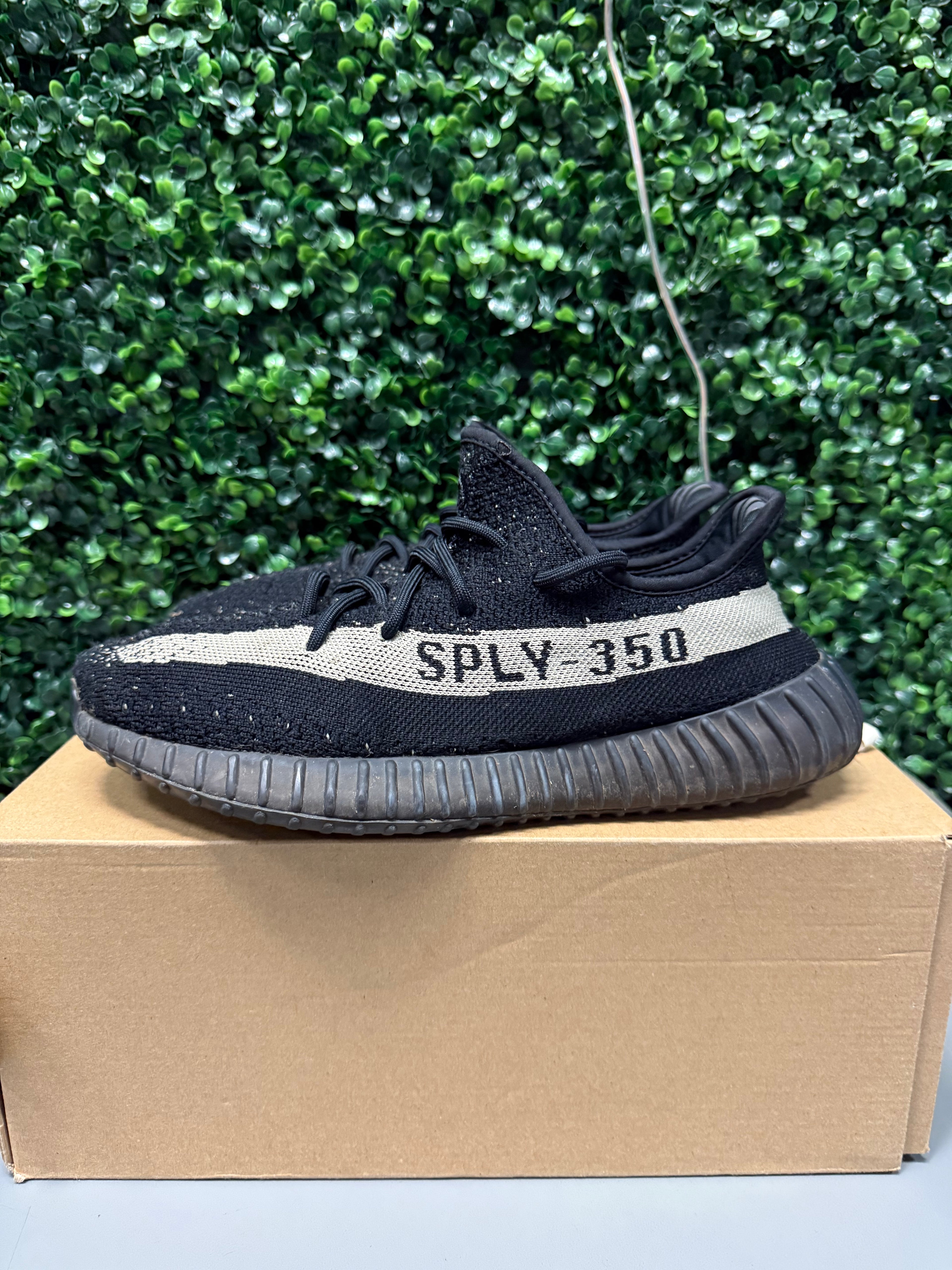 Yeezy 350 V2 "Oreo" Size 9.5 Preowned
