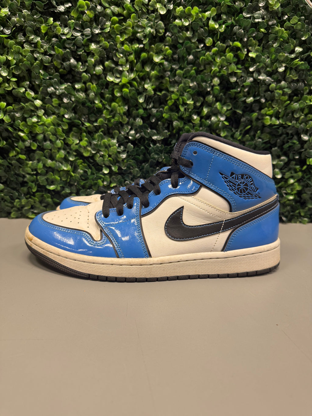 Jordan 1 Mid "Signal Blue" Size 9 Preowned