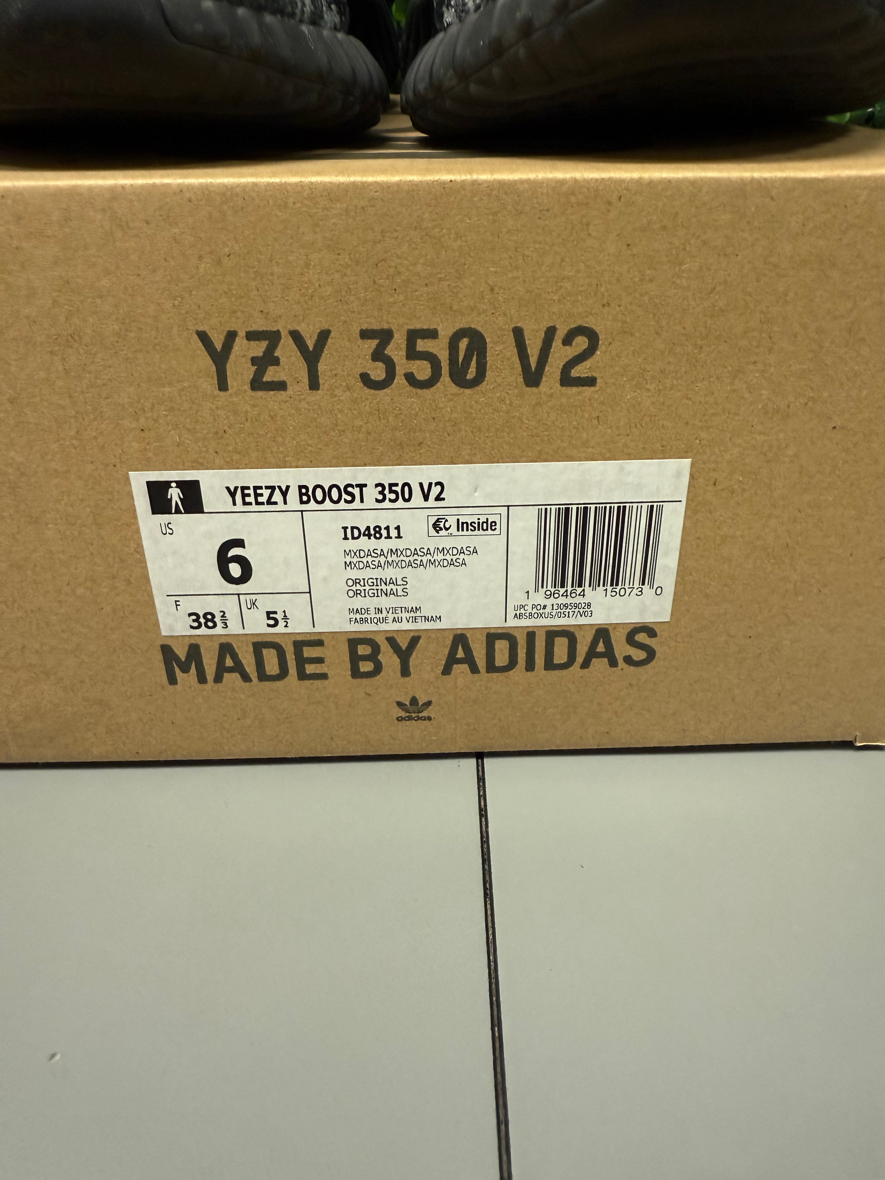 Yeezy 350 V2 "Mx Dark Salt" Size 6 Preowned