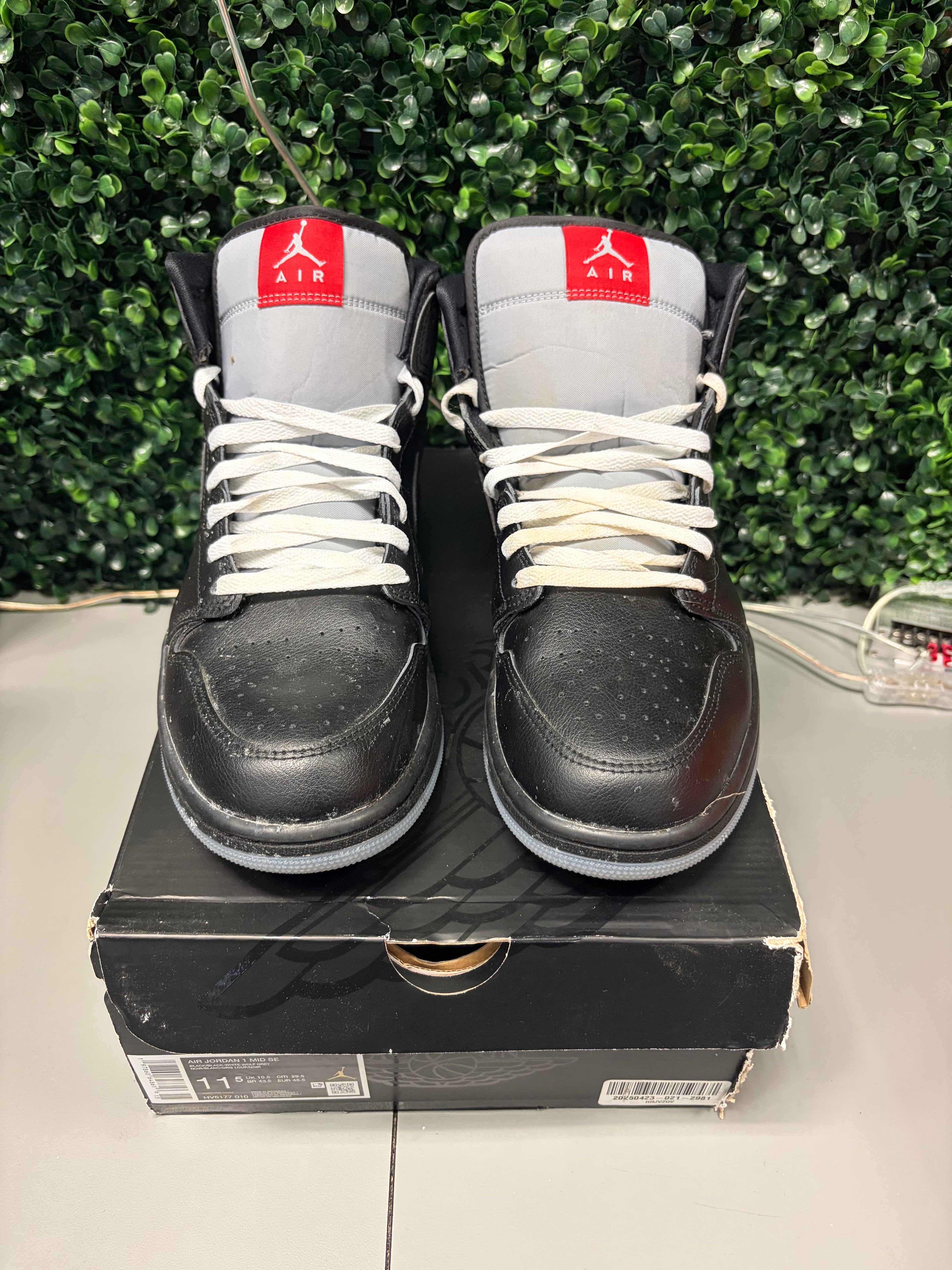 Jordan 1 Mid SE "Black Metallic Reimagined" Size 11.5 Preowned