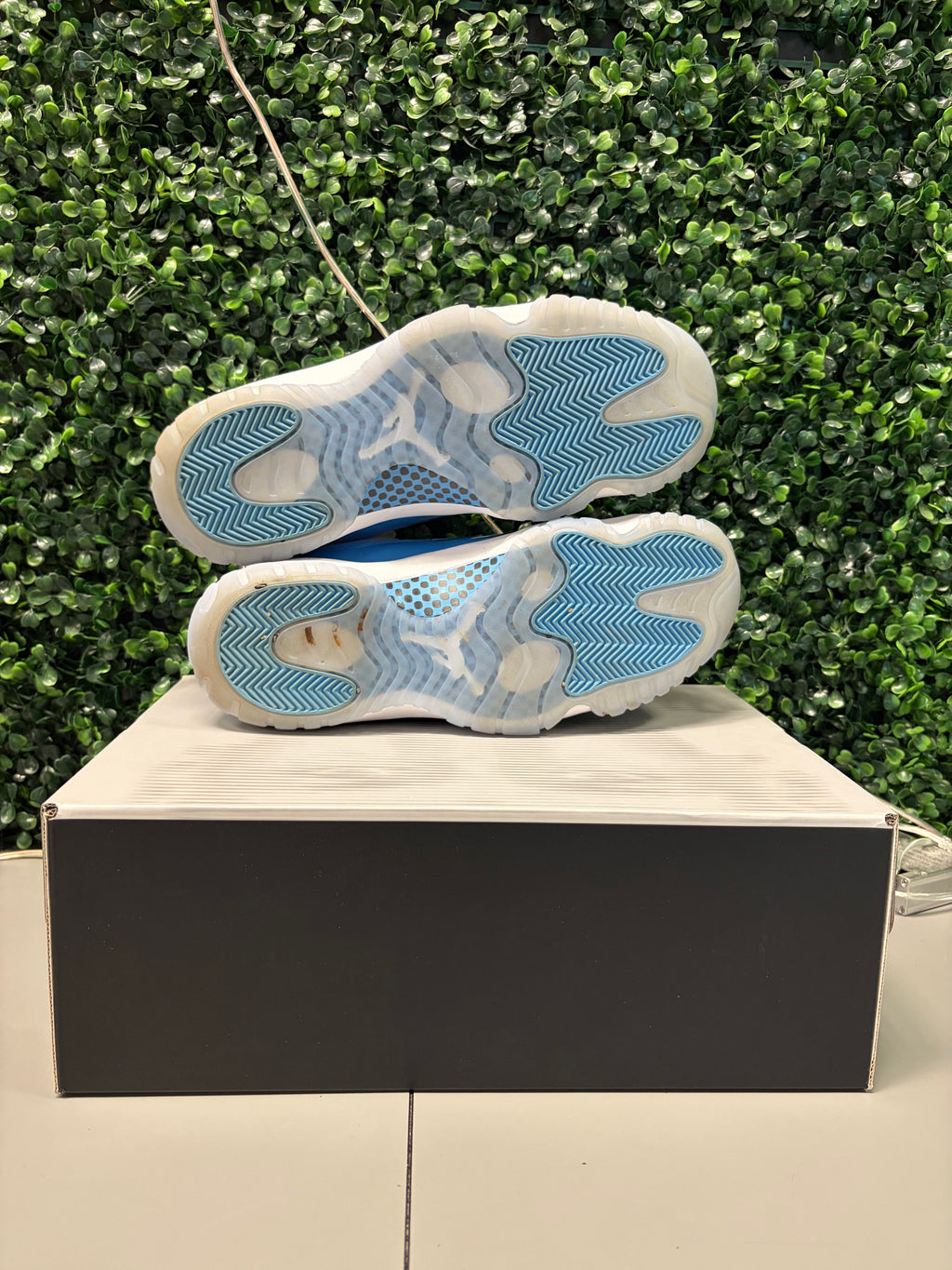 Jordan 11 Retro Low "University Blue" Size 9.5 Preowned