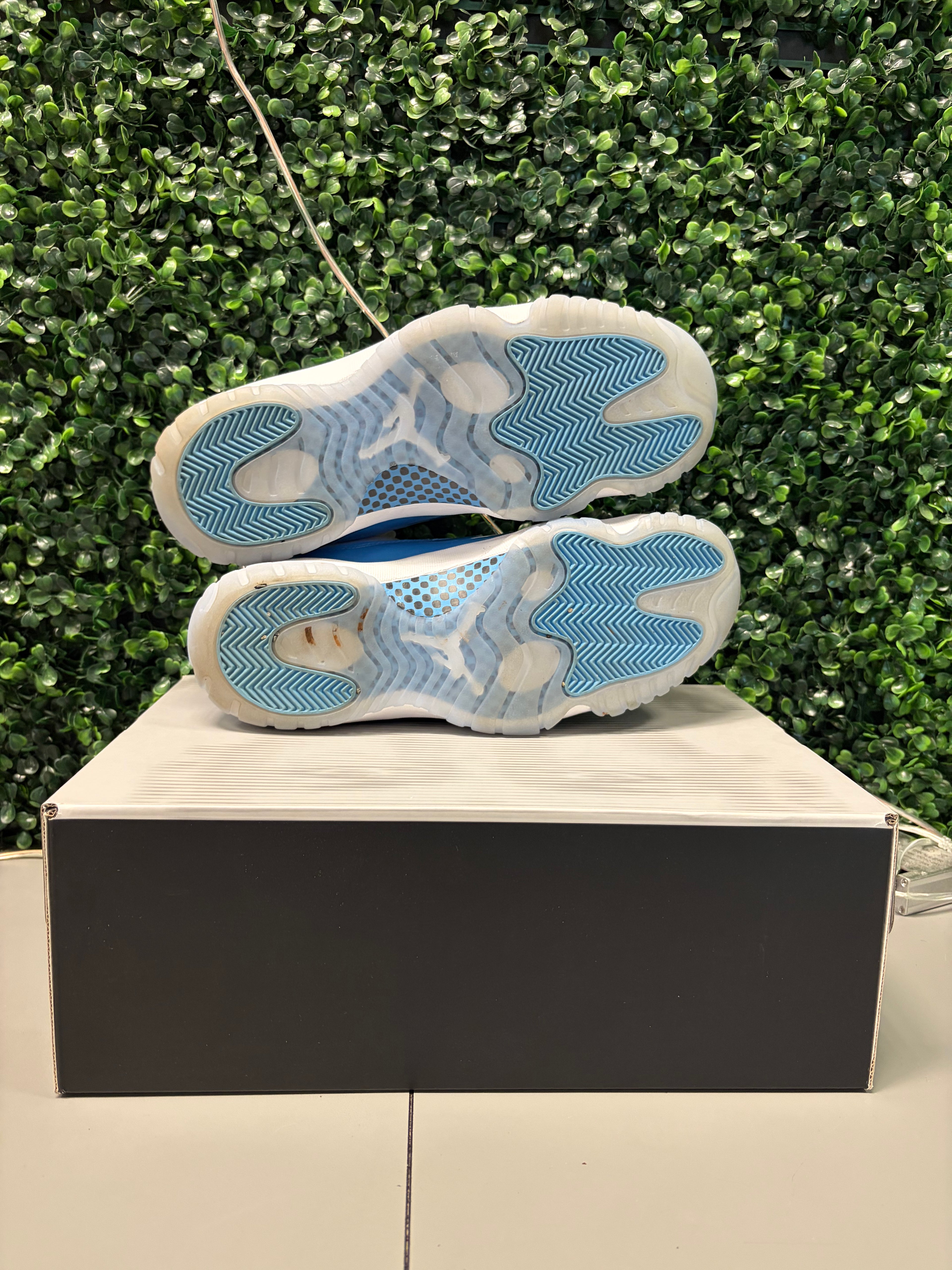 Jordan 11 Retro Low "University Blue" Size 9.5 Preowned