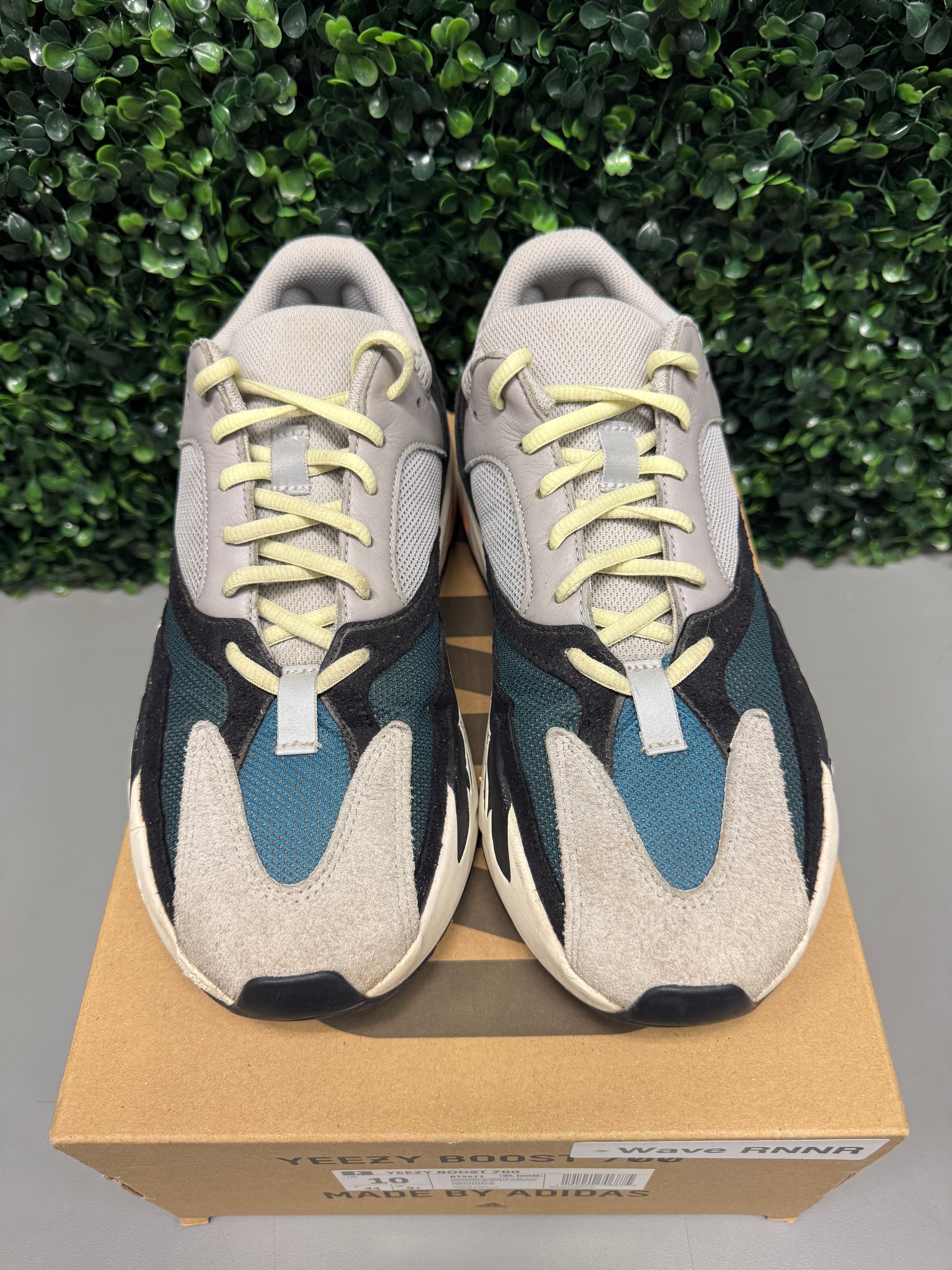 Yeezy 700 "Wave Runner" Size 10 Preowned