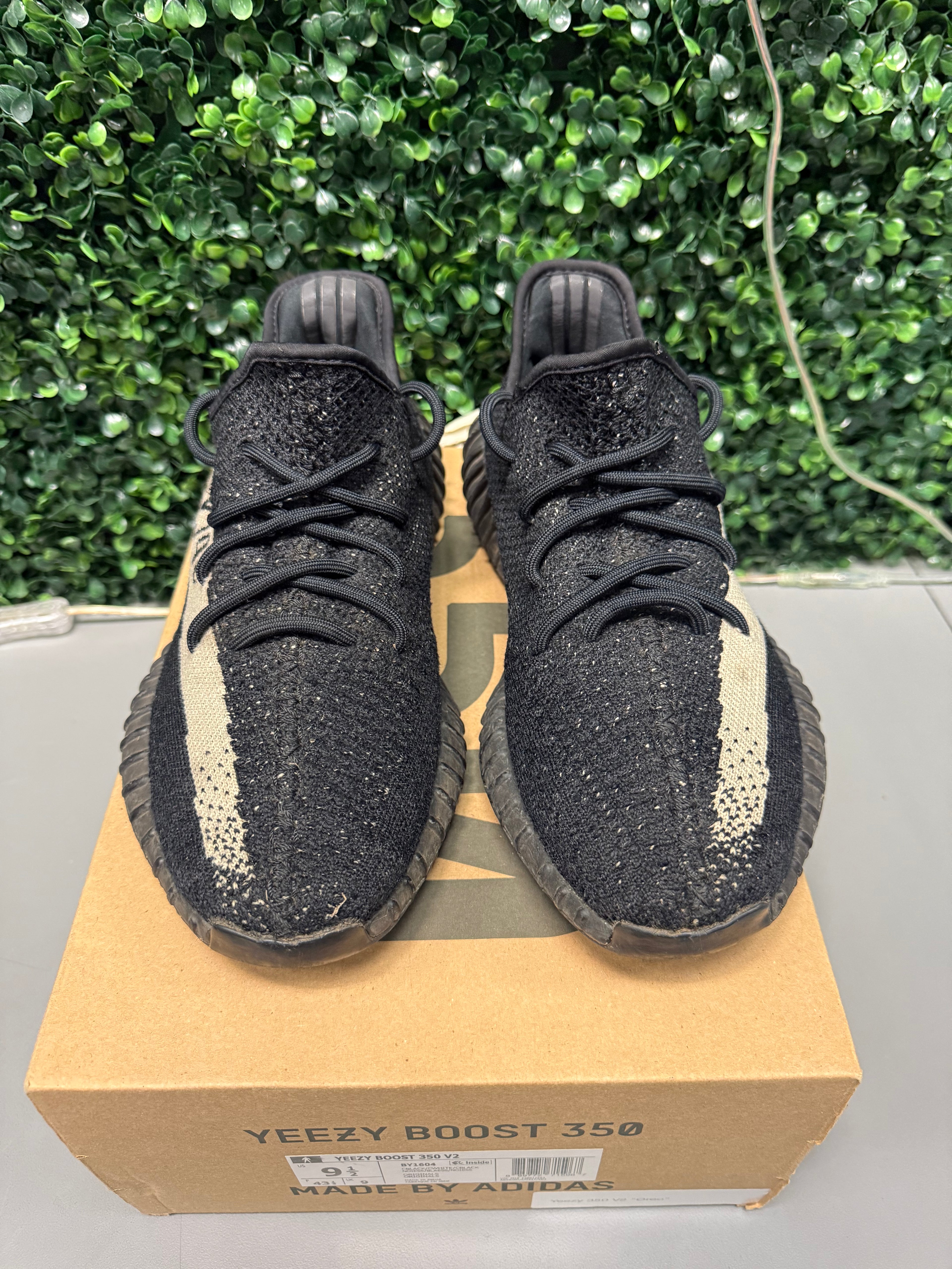 Yeezy 350 V2 "Oreo" Size 9.5 Preowned