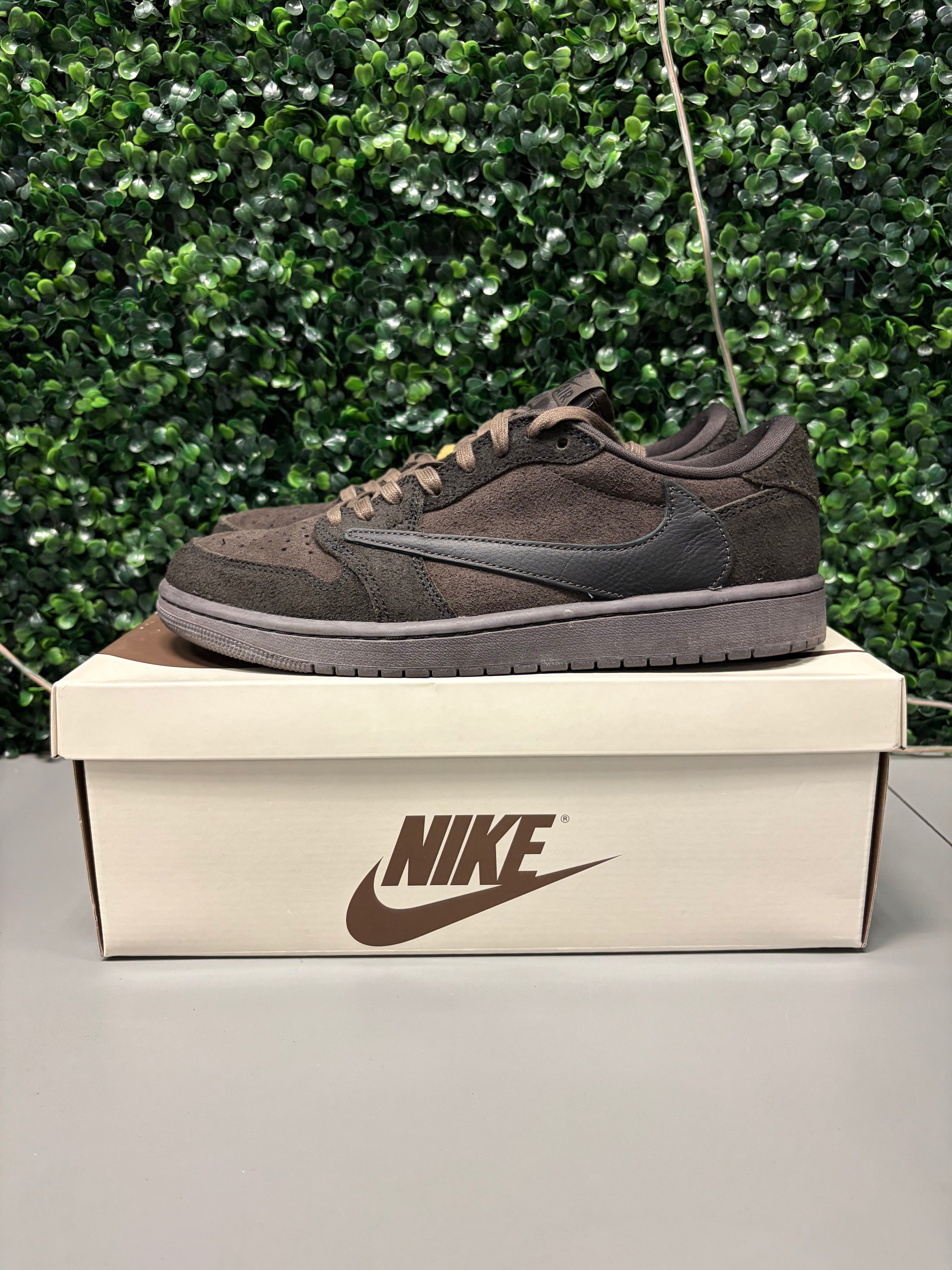 Jordan 1 Retro Low OG SP Travis Scott "Velvet Brown" Size 9 Preowned