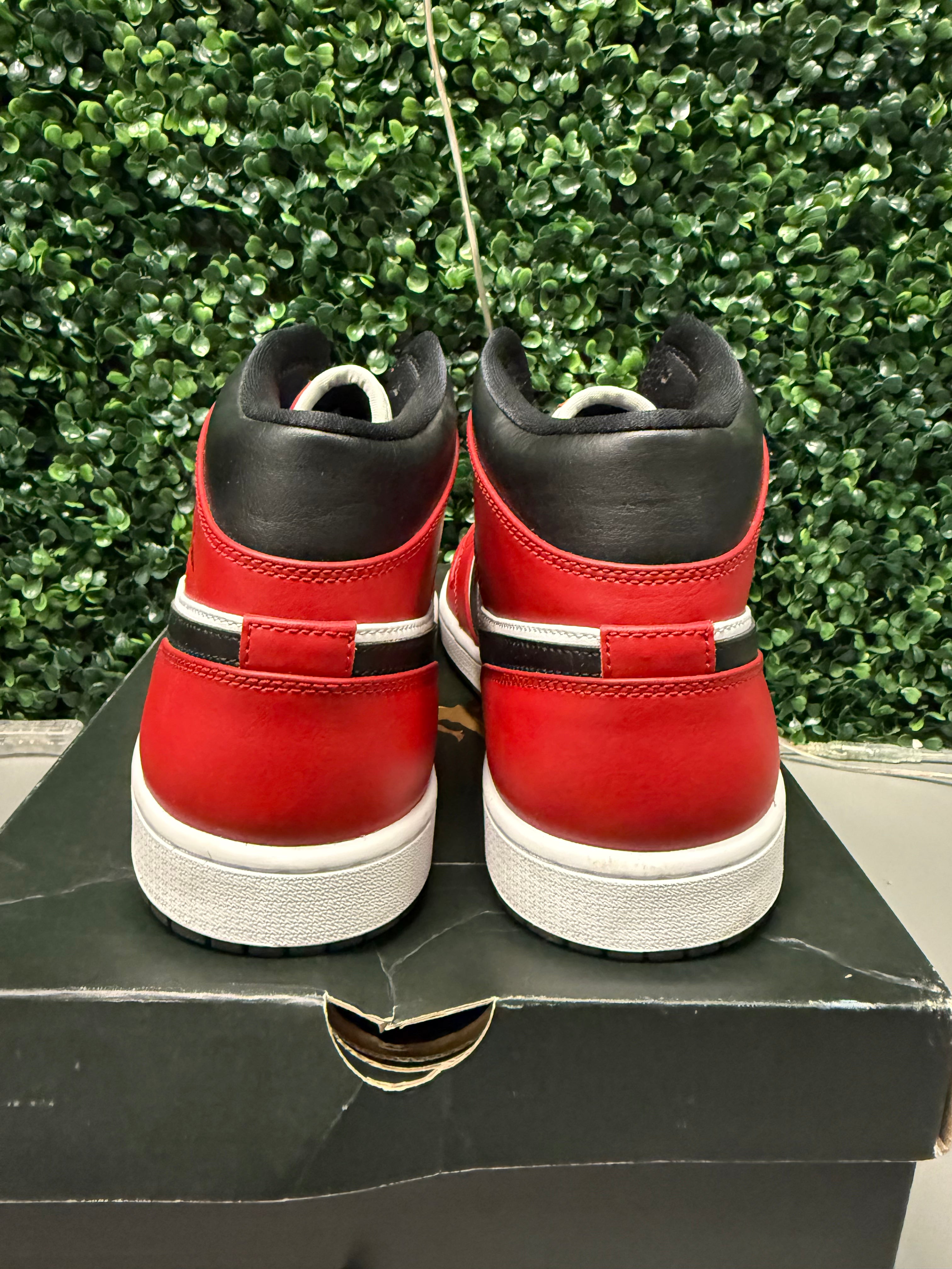 Jordan 1 Mid "Chicago Toe" Size 13 Preowned