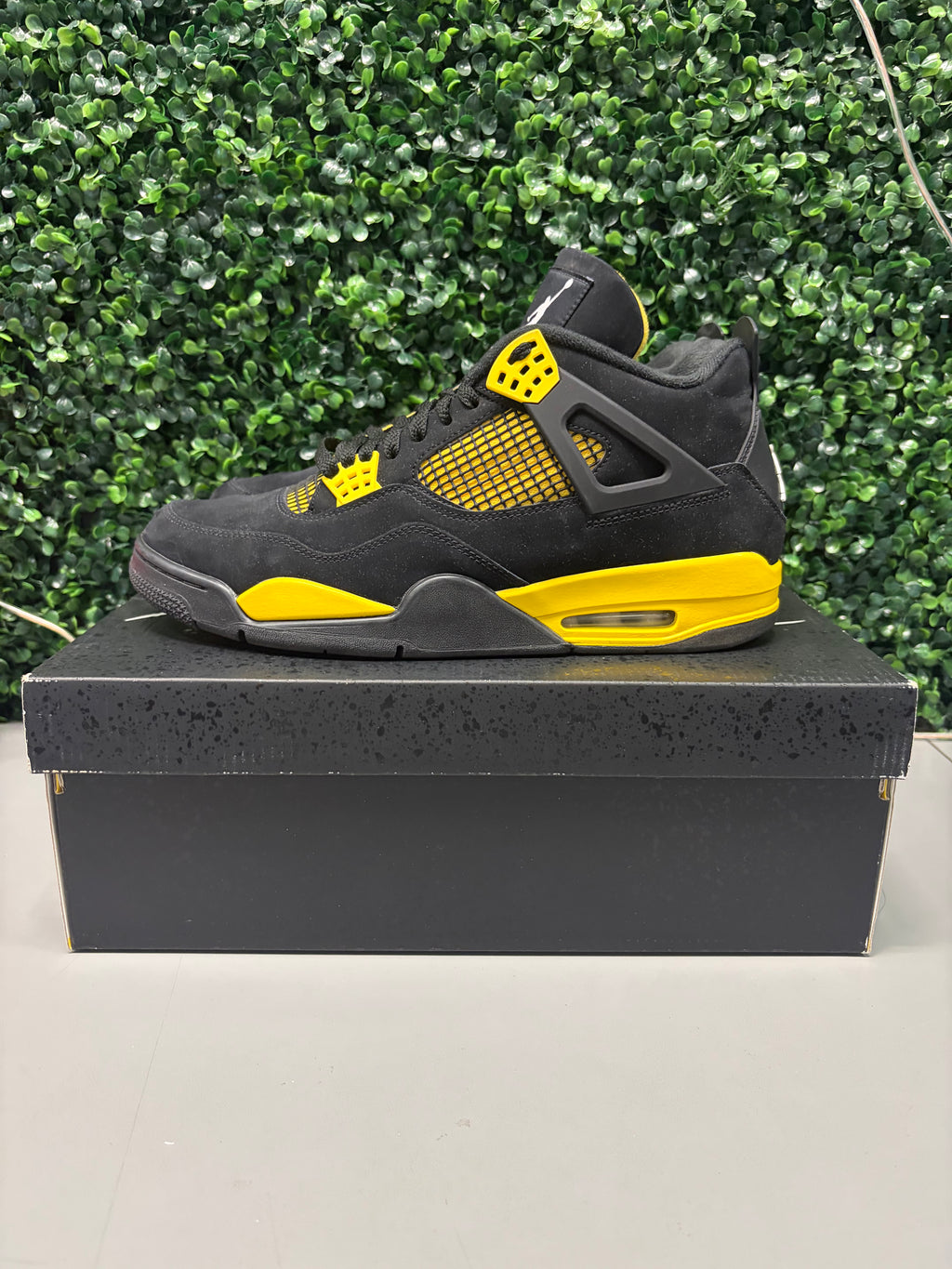 Jordan 4 Retro "Thunder" Size 12.5 Preowned
