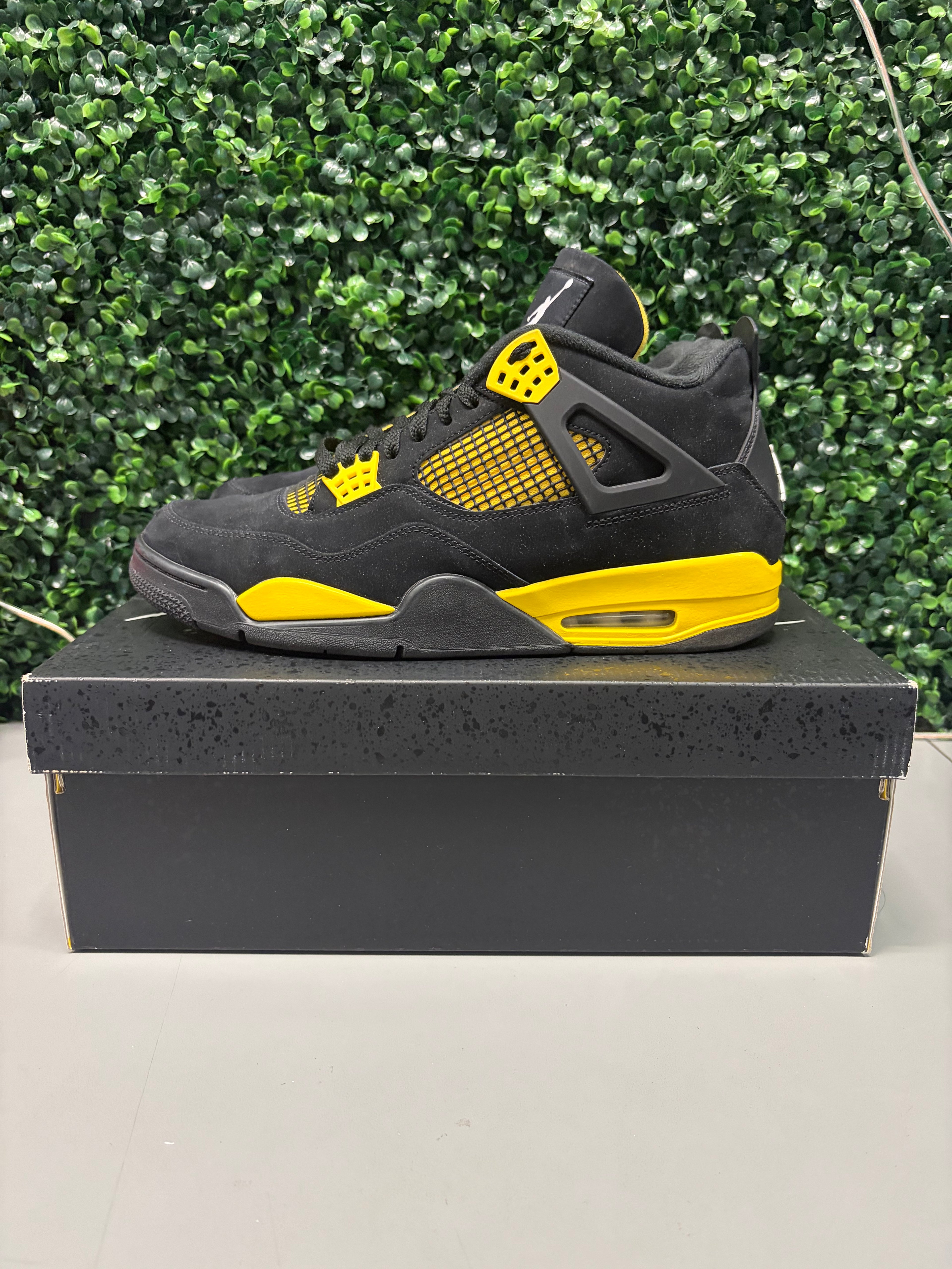 Jordan 4 Retro "Thunder" Size 12.5 Preowned