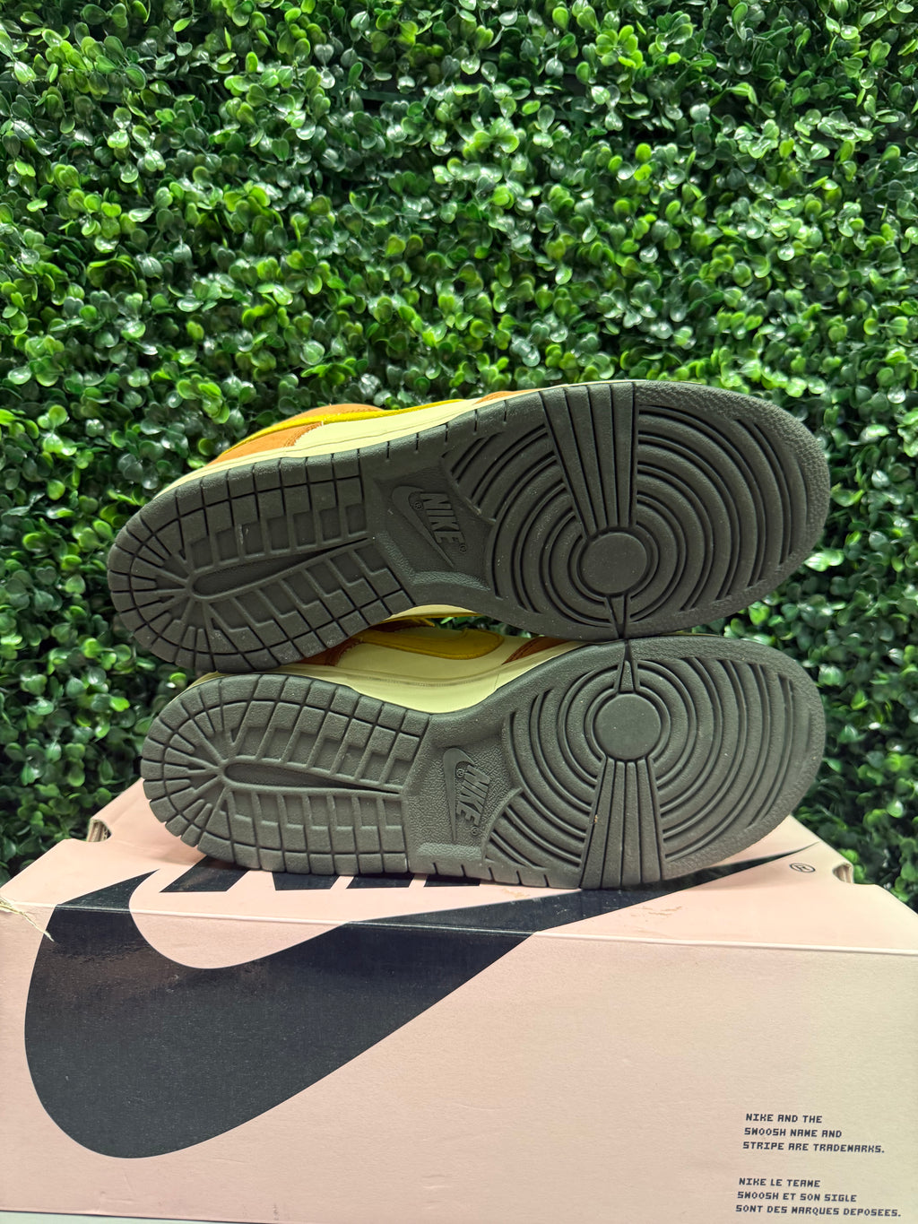 Nike SB Dunk Low "Vapour Mineral Yellow" Size 10 Preowned