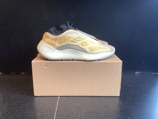 Yeezy 700 “Mono Safflower” Preowned size 9.5