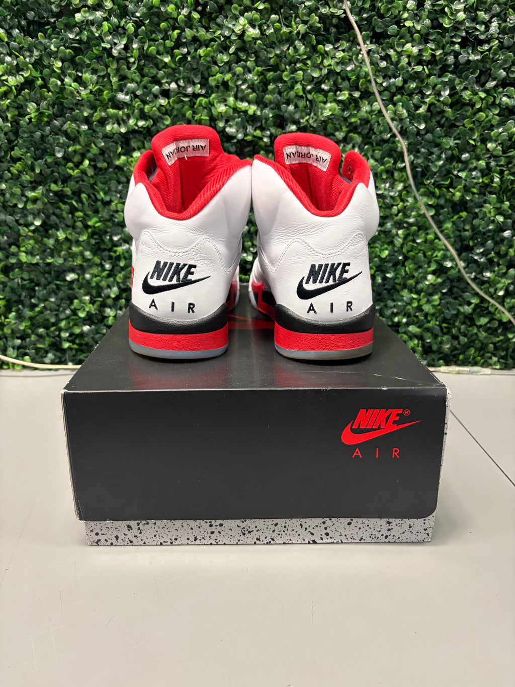 Jordan 5 Retro "Fire Red Black Tongue" (2025) Size 13 Preowned