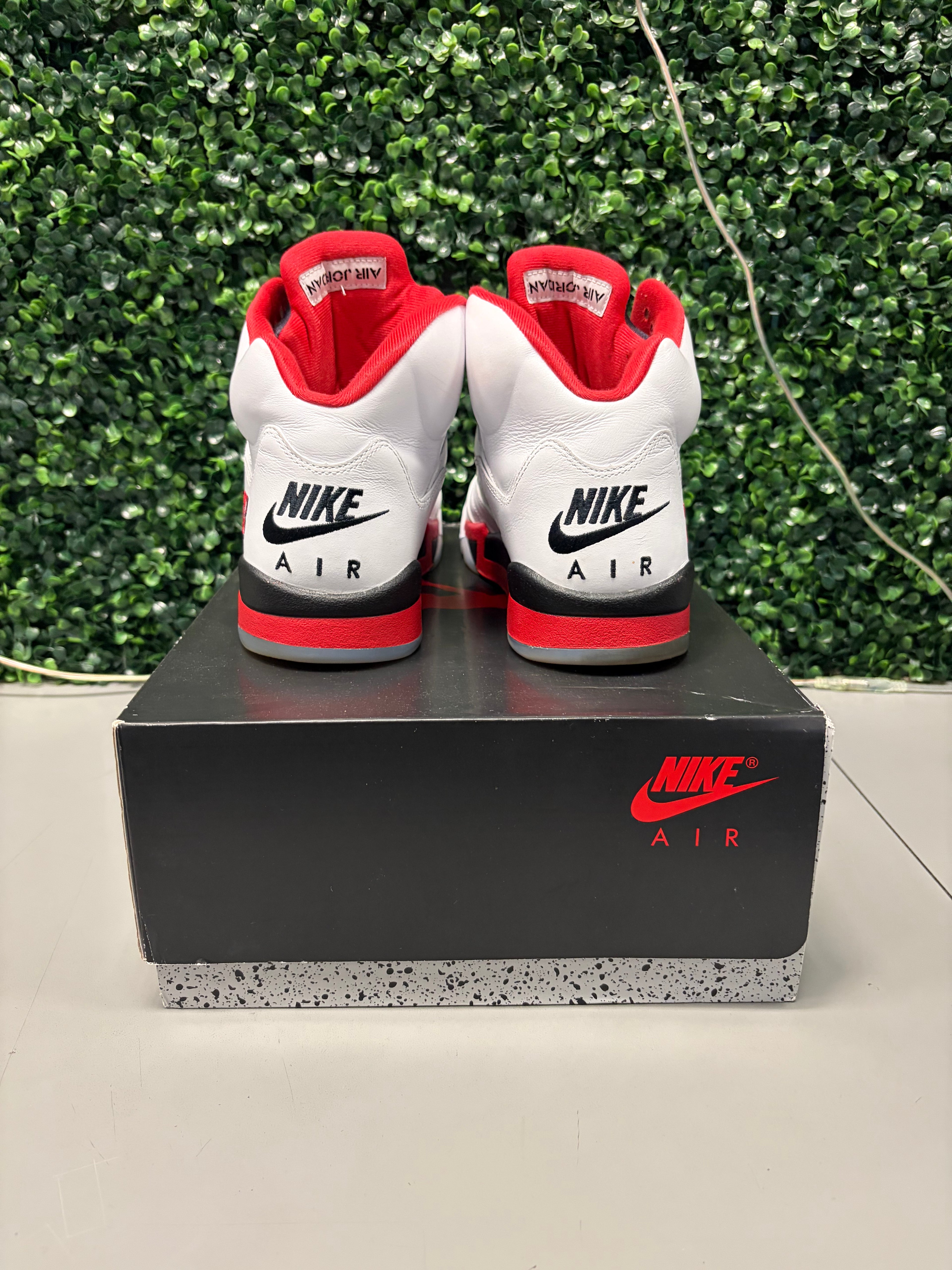 Jordan 5 Retro "Fire Red Black Tongue" (2025) Size 13 Preowned