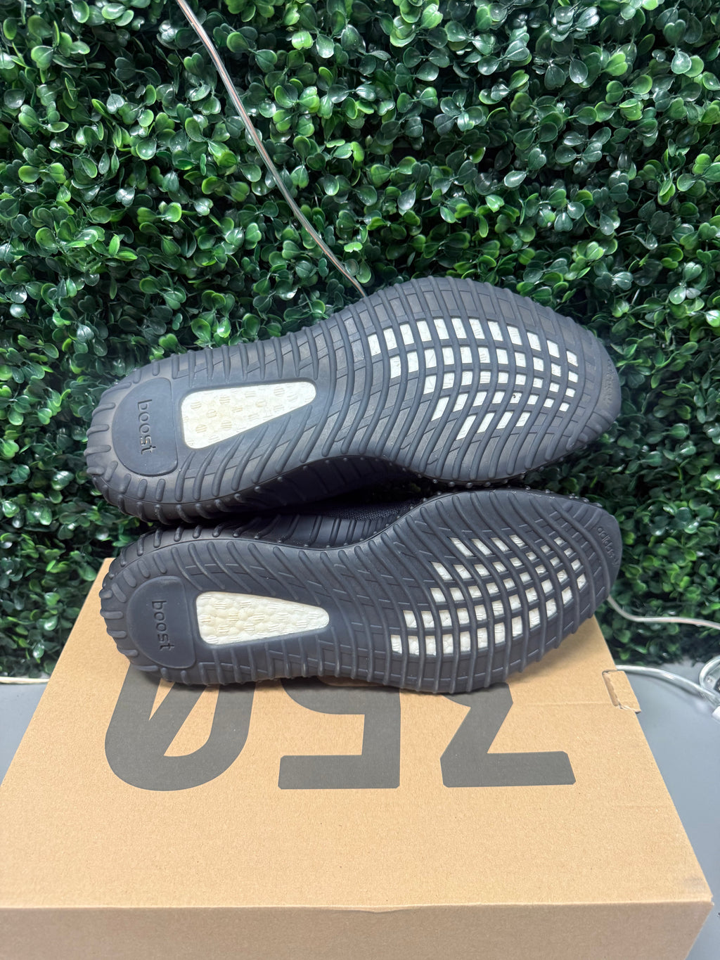 Yeezy 350 V2 "Onyx" Size 9 Preowned