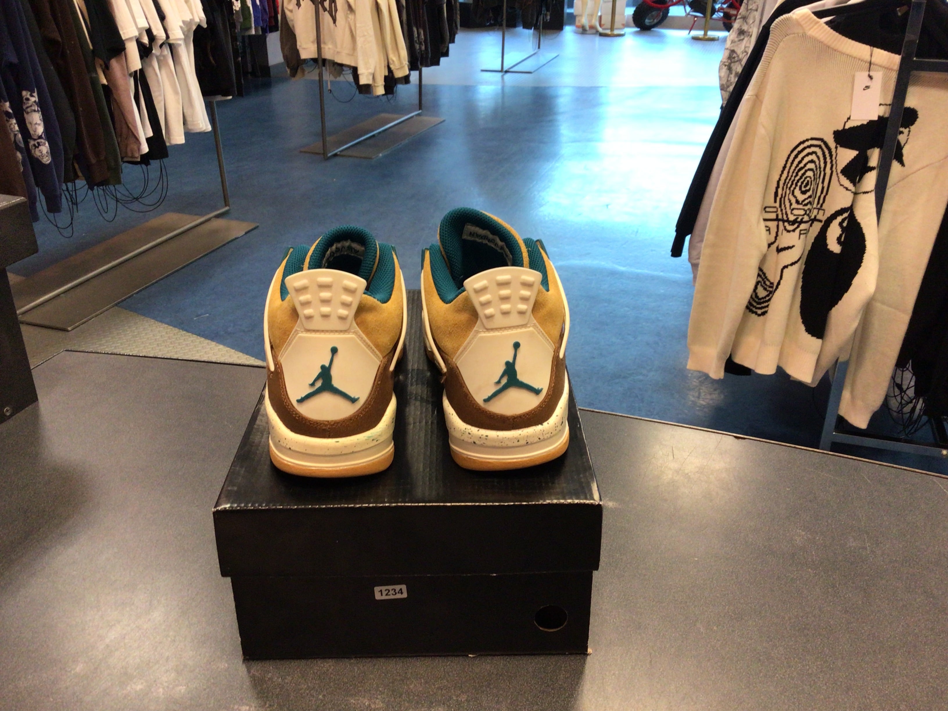 Jordan 4 Retro “cacao wow” (GS) preowned (replacement box) size 7y