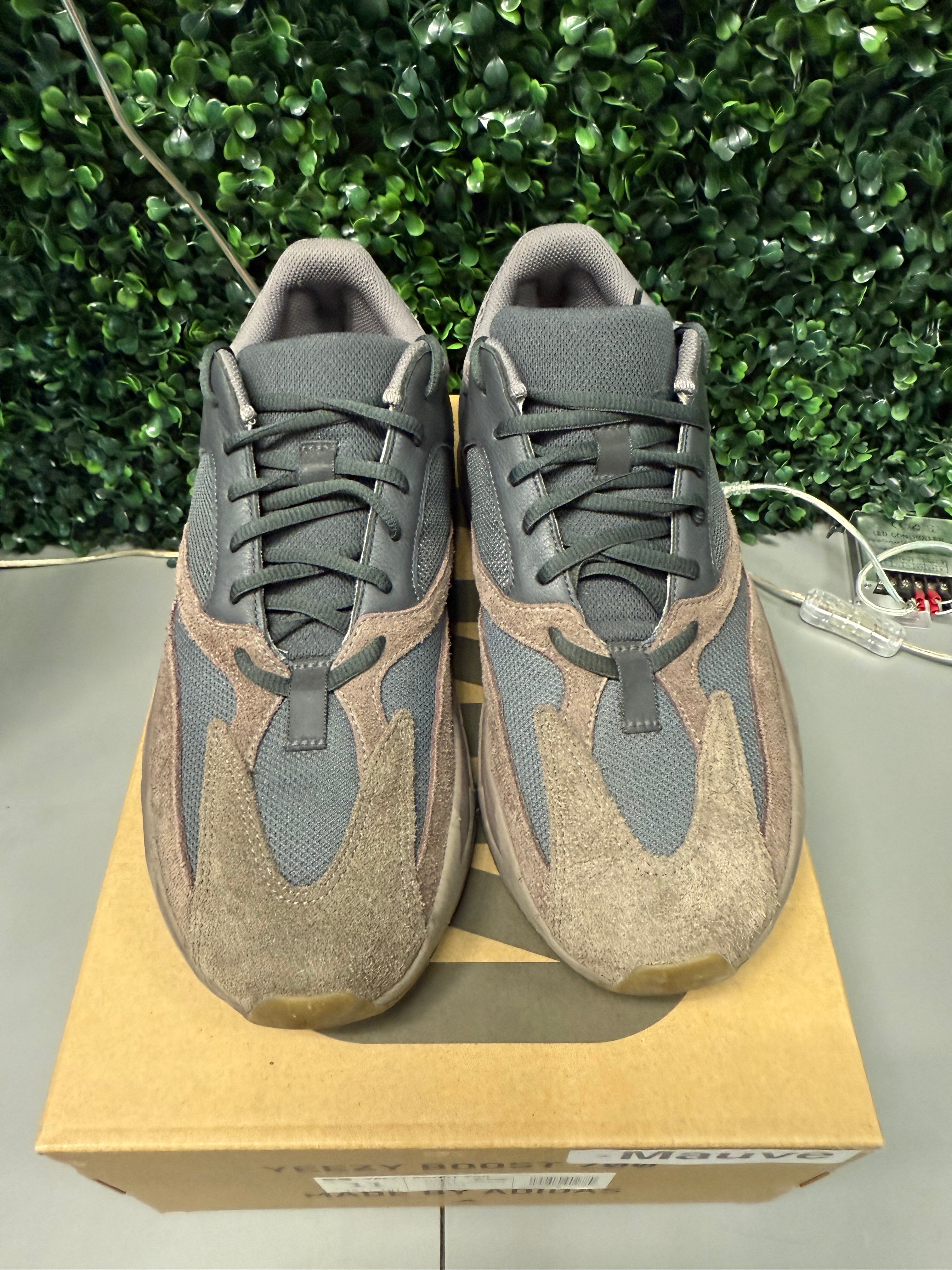 Yeezy 700 "Mauve" Size 11 Preowned
