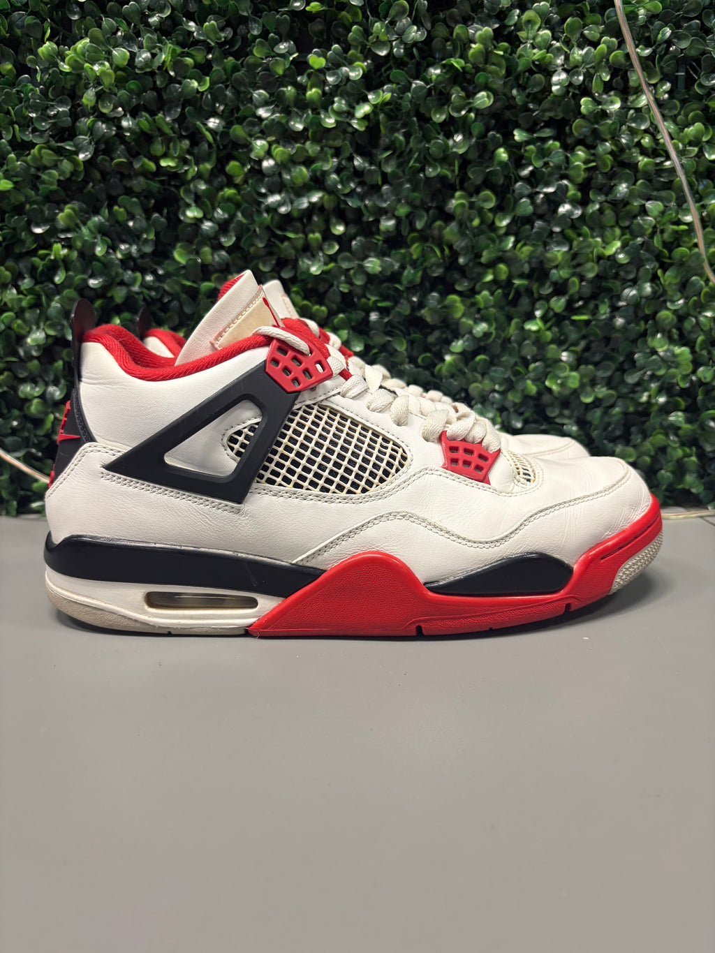 Jordan 4 Retro "Fire Red" Size 10.5 Preowned (NO BOX)