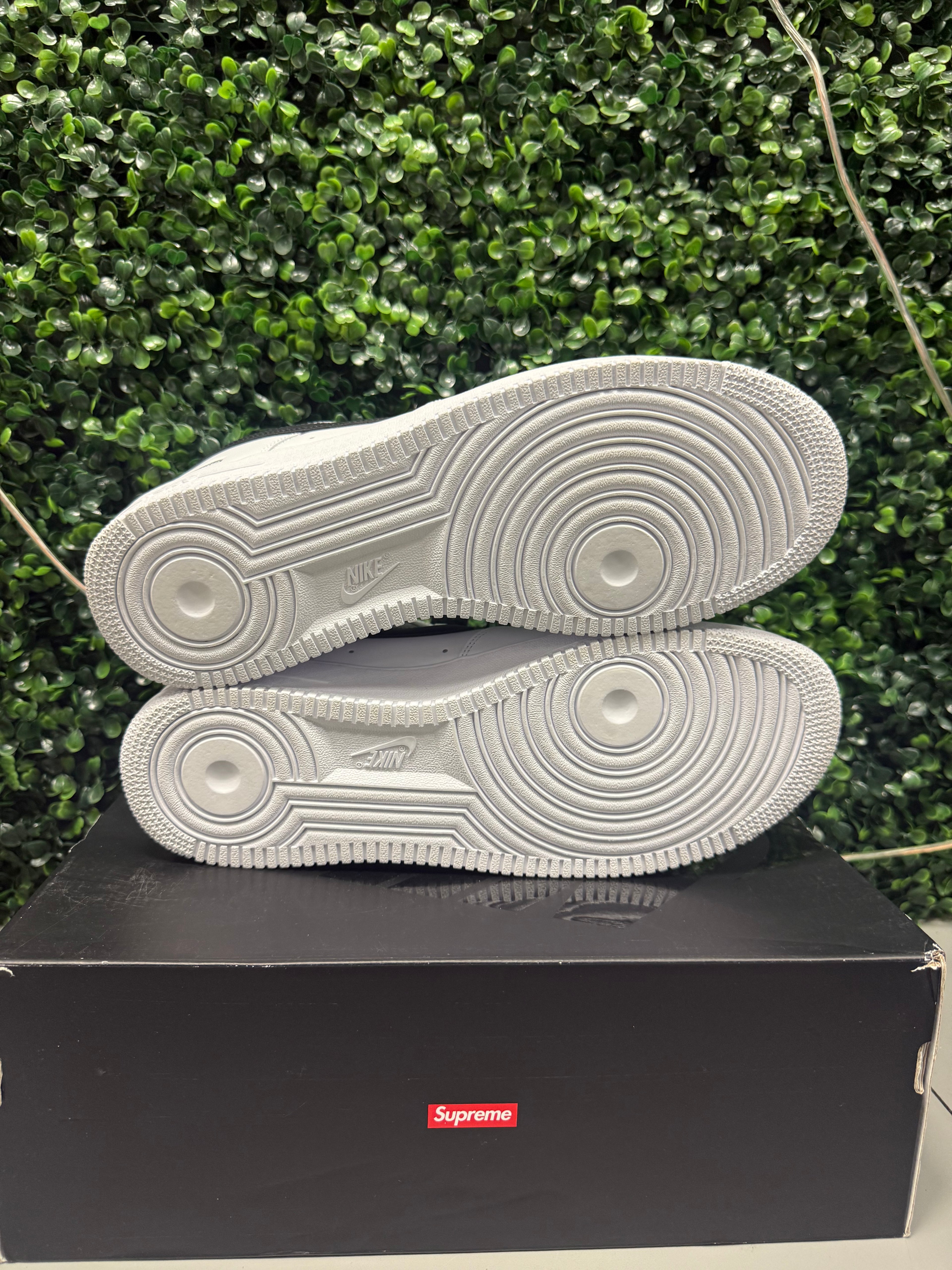 Nike Air Force 1 Low X Supreme "White Black" Size 11 Preowned