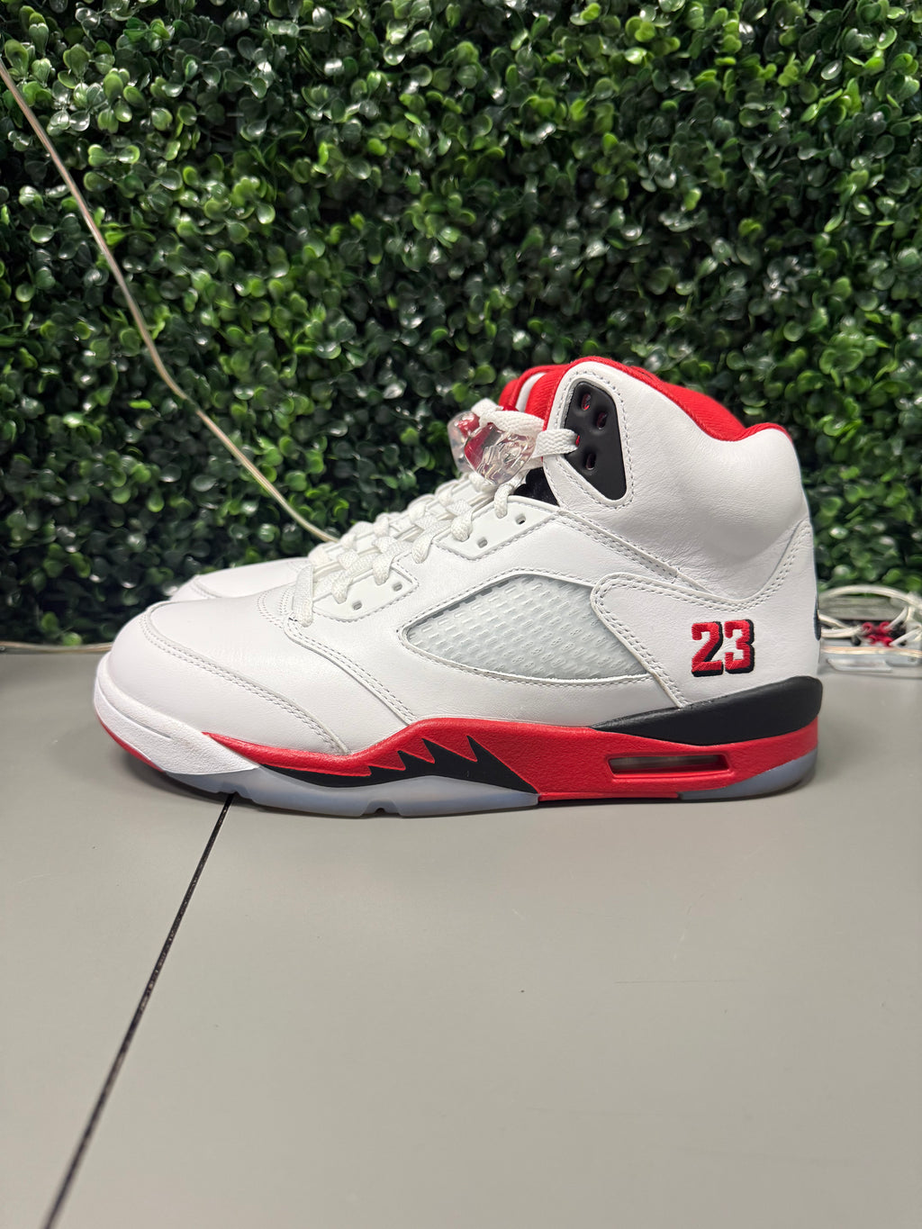Jordan 5 "Fire Red 2025" Size 8.5 Preowned