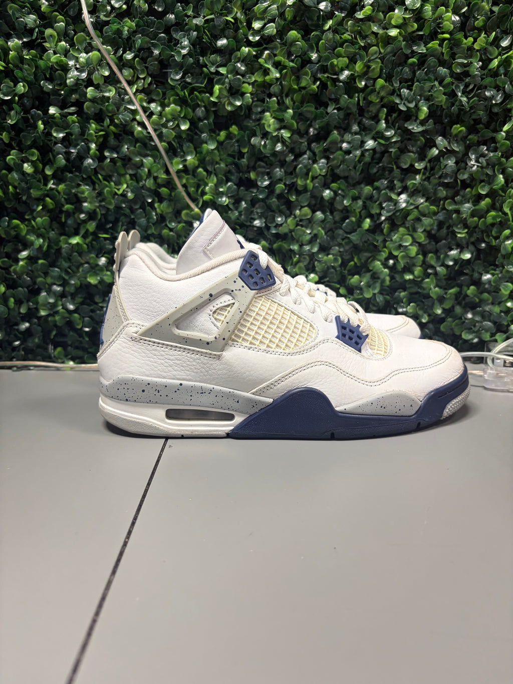 Jordan 4 Retro "Midnight Navy" Size 8 Preowned (NO BOX)