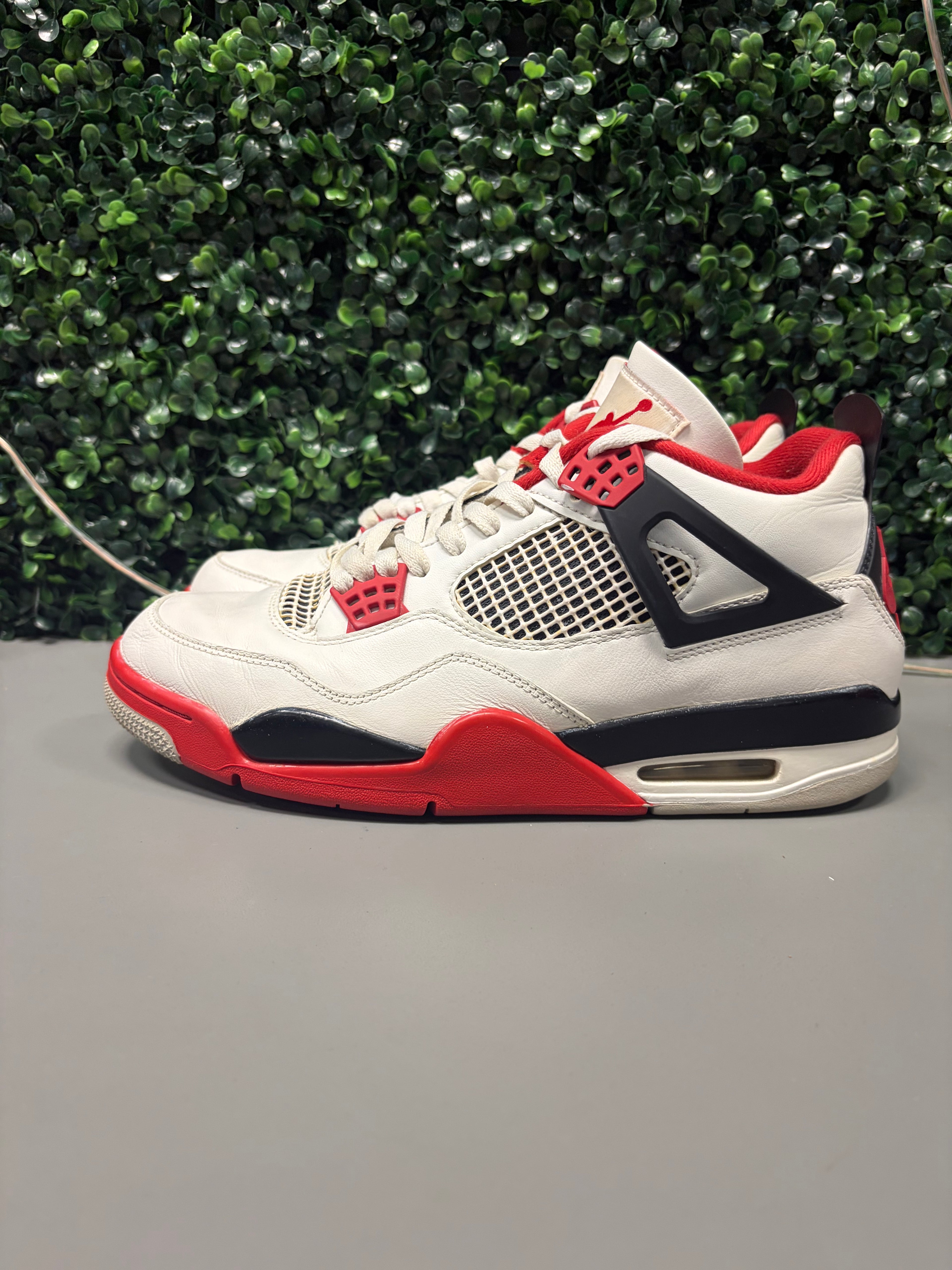 Jordan 4 Retro "Fire Red" Size 10.5 Preowned (NO BOX)