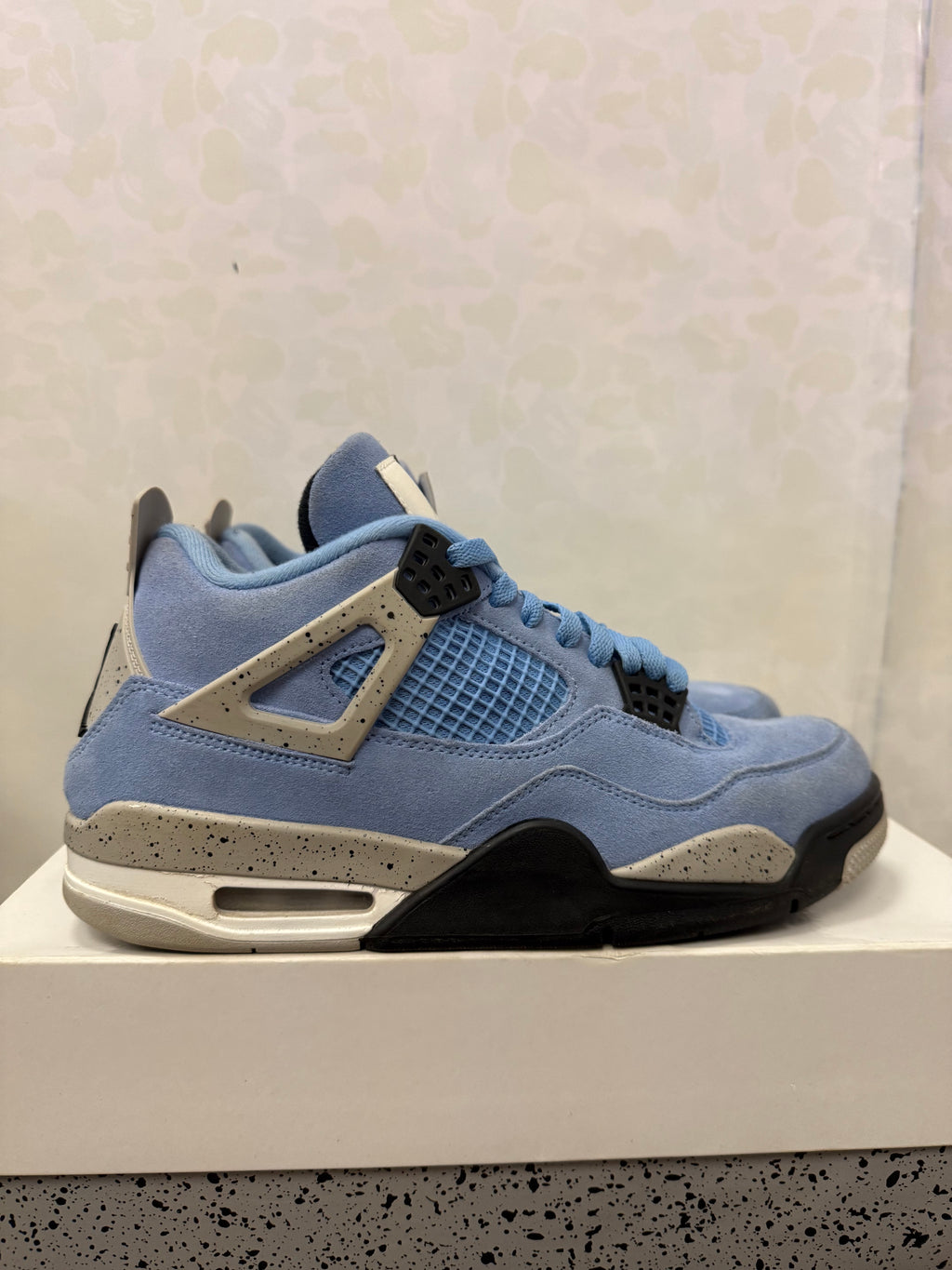 Jordan 4 “University Blue” Size 9 Preowned
